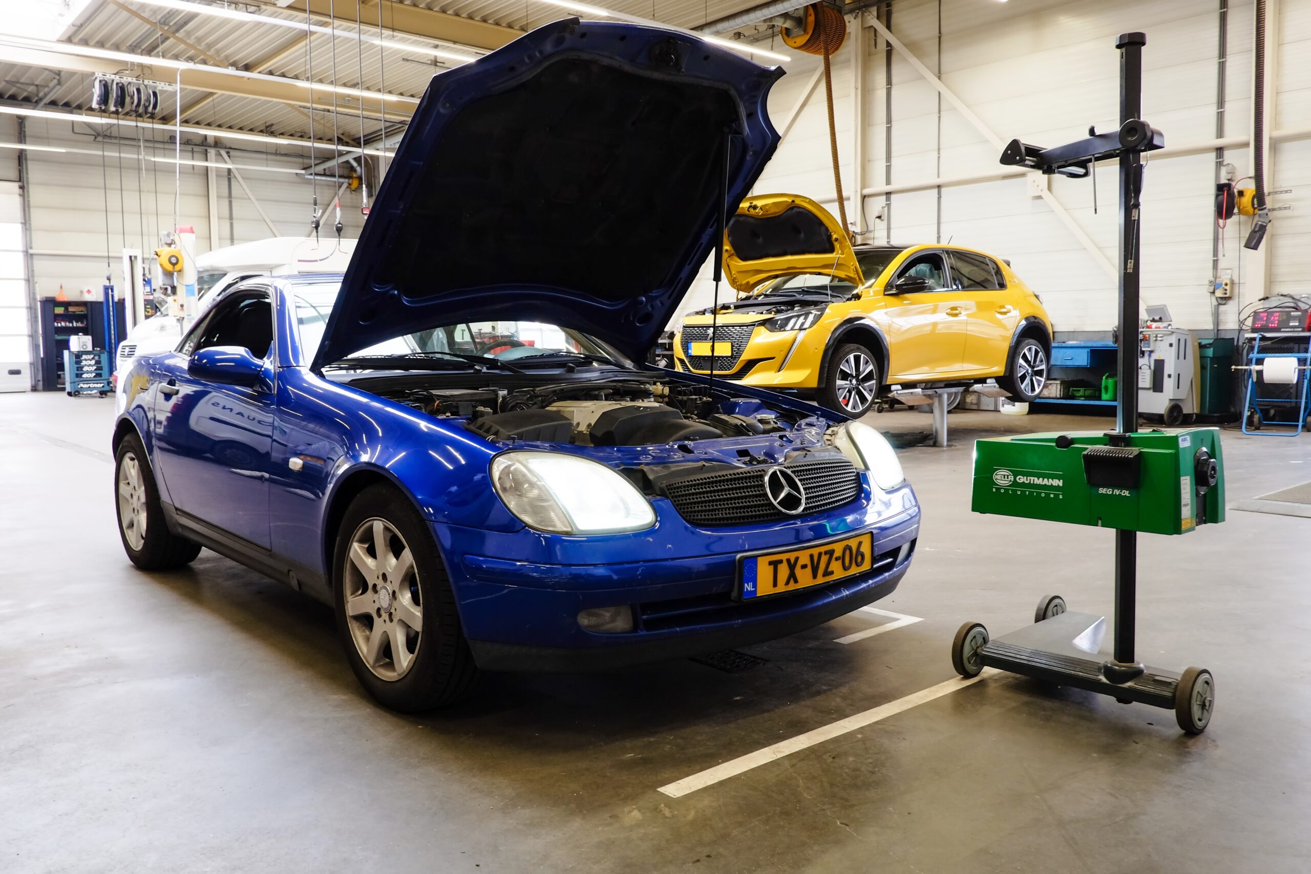 Een auto in de werkplaats voor een APK-keuring. - Foto: ANP