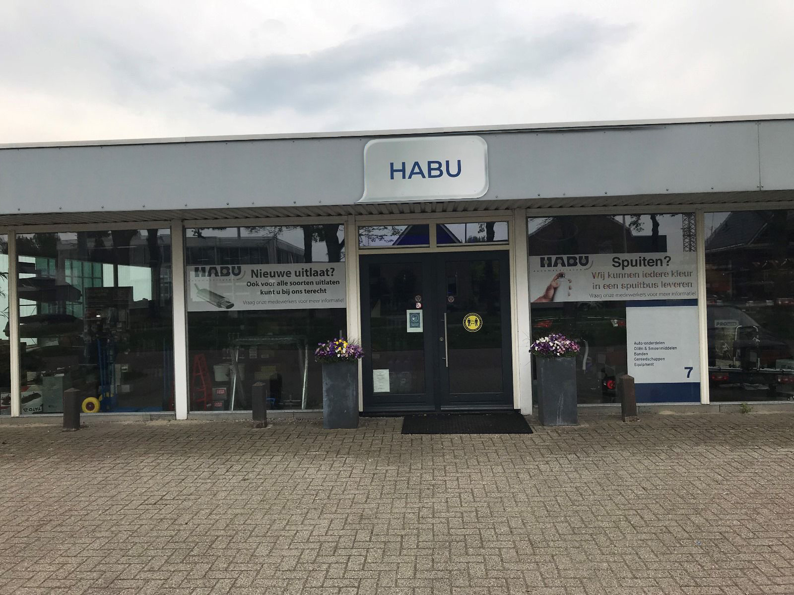 Het pand van Habu Automaterialen in Losser. - Foto: AAGB