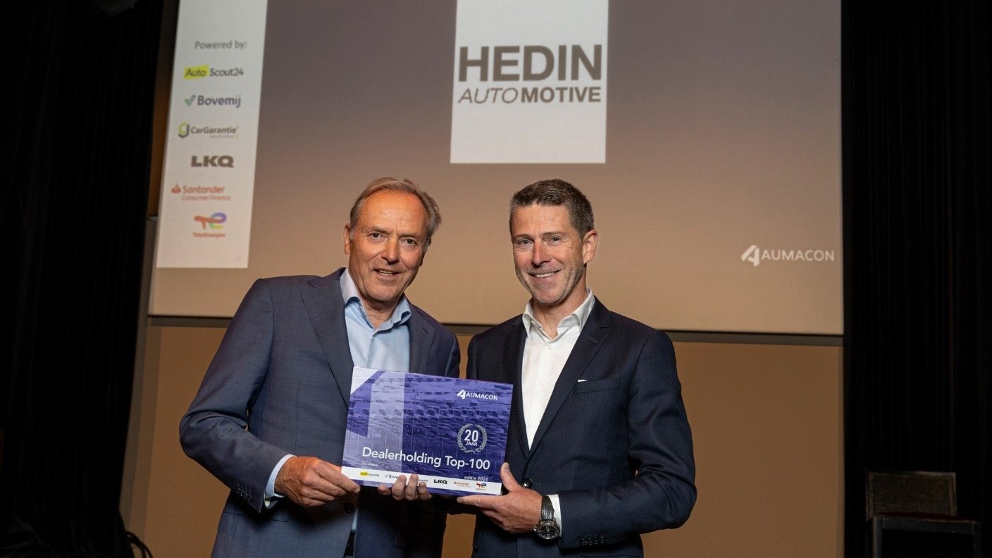 Het allereerste exemplaar van de Aumacon Dealerholding Top-100 Editie 2024 werd aan Eddy Haesendonck, CEO van Hedin Automotive Benelux (rechts op de foto) overhandigd door Clem Dickmann, oprichter/directeur van Aumacon. Foto: Aumacon 