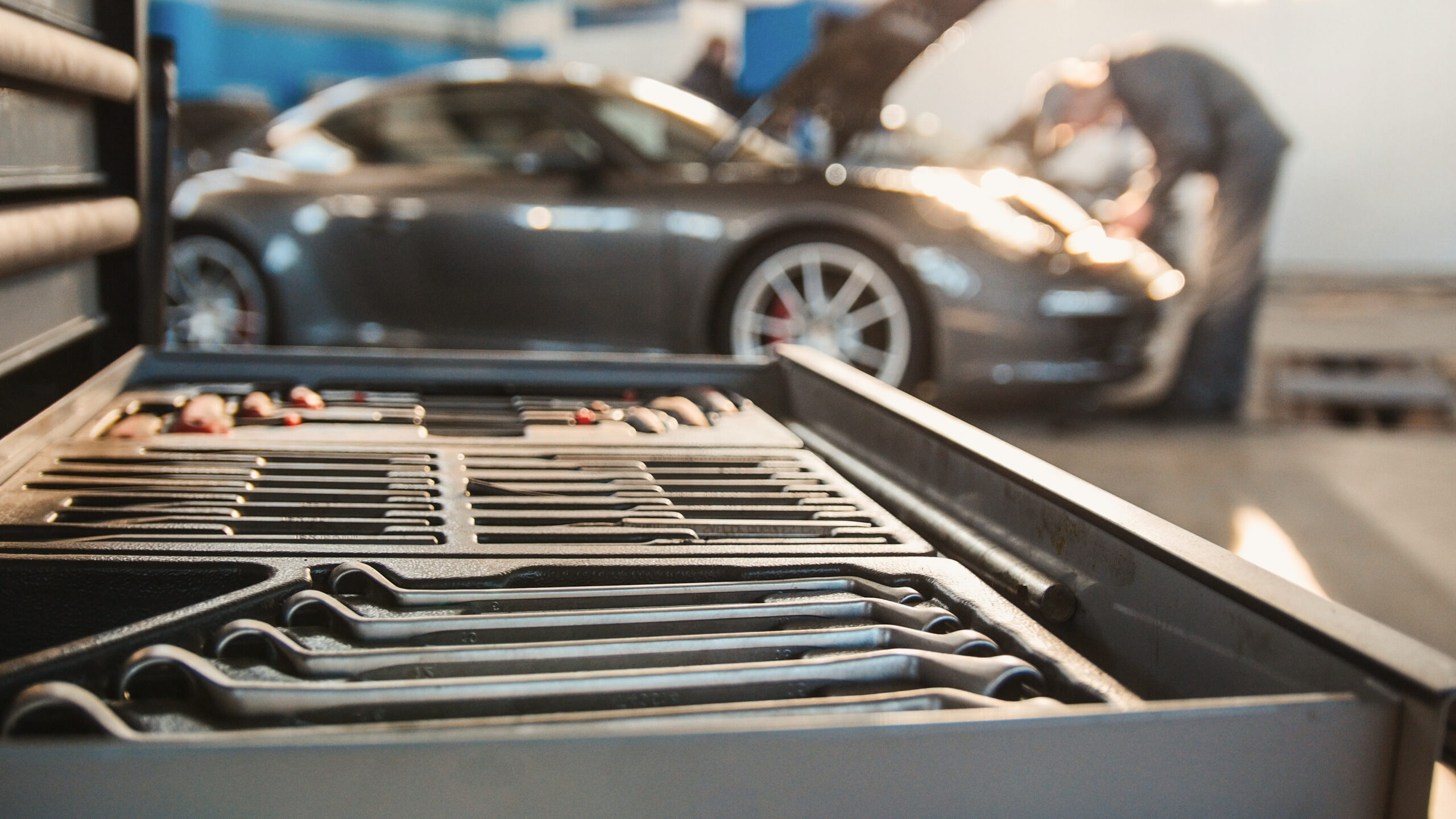 Zoveel bedrijven, zoveel handgereedschap. Wat overal hetzelfde is: de gereedschapskar is de trots van de autotechnicus!. - Foto: Shutterstock