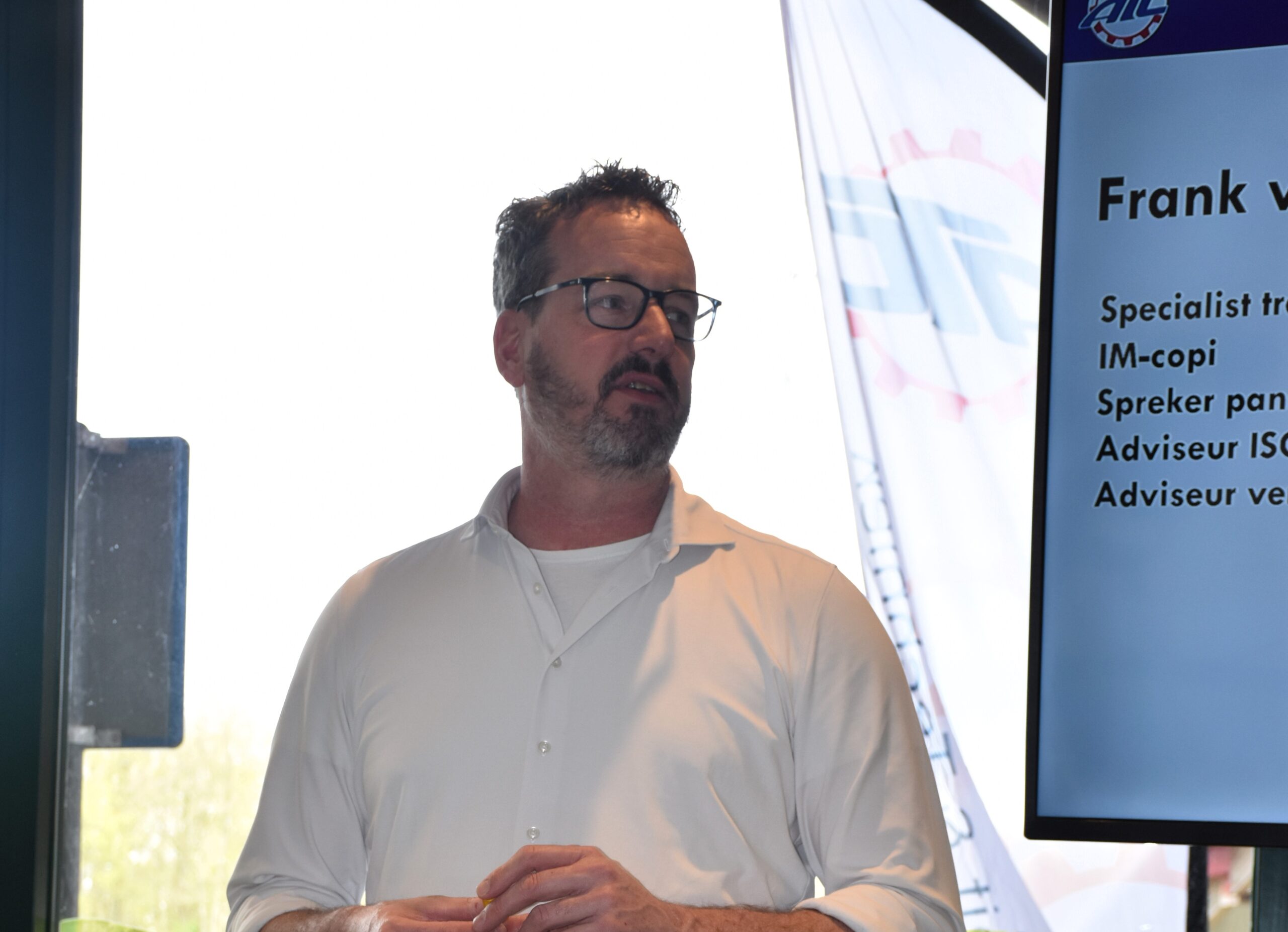 Brandweertrainer Frank van der Laak bij Energy Planet: “Laden in een parkeergarage gevaarlijk? Nee, zet bij elke lader een brandalarm en zorg dat ze allemaal uitvallen als er wat is. Jammer genoeg is daar nog geen regelgeving voor.”    