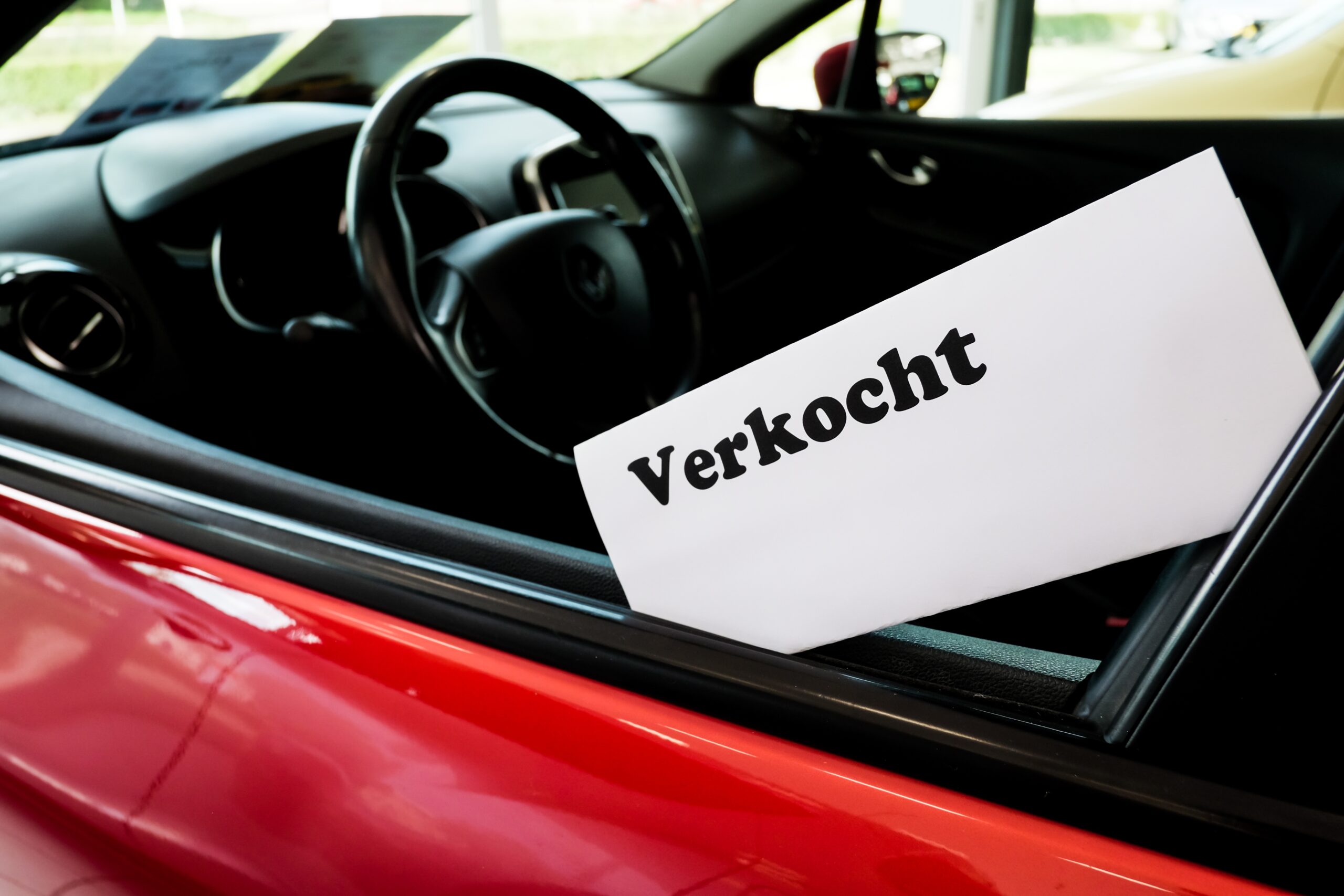 Verkochte tweedehands auto in de showroom bij een autobedrijf. - Foto: ANP