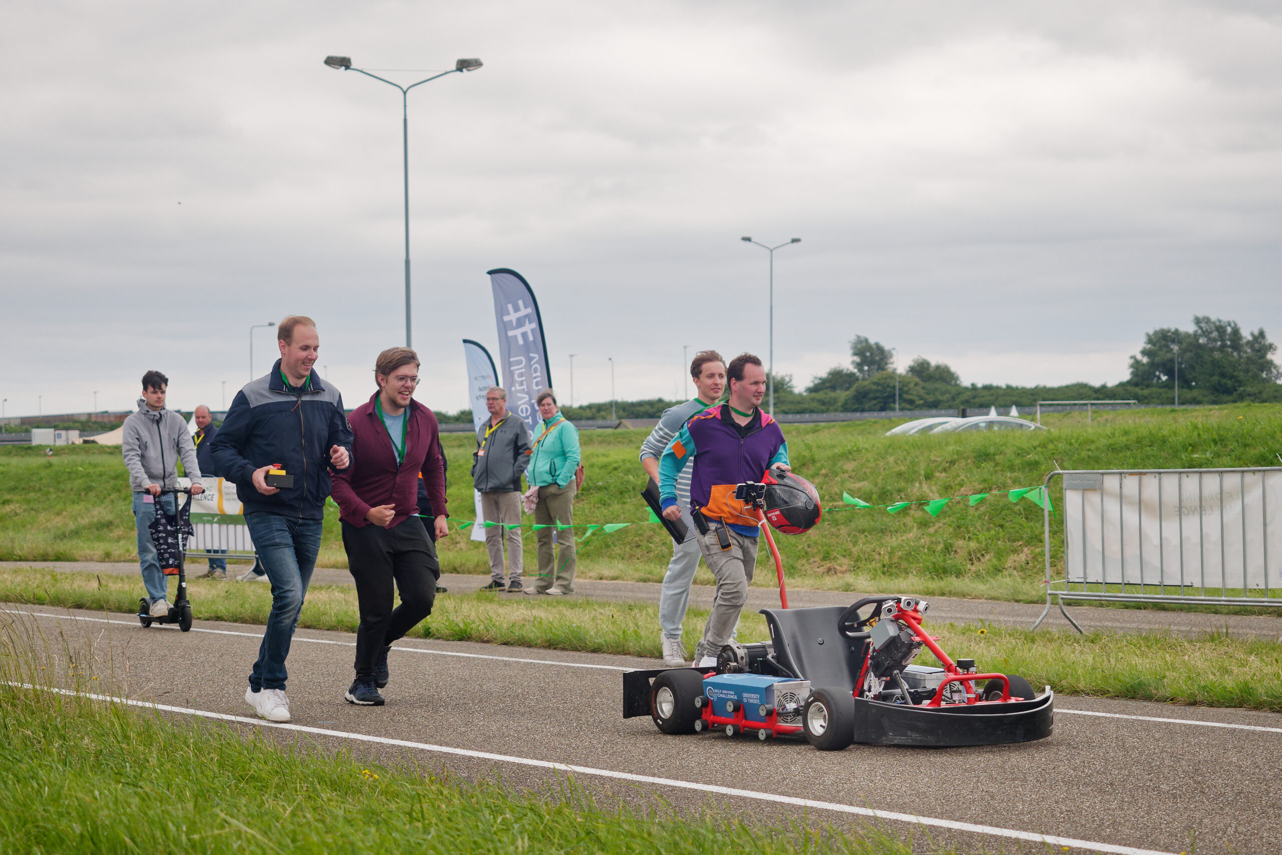 Dit jaar krijgen de deelnemers van de Self Driving Challenge ook te maken met verkeerslichten, zebrapaden en andere obstakels uit het echte leven. Je ziet hier het fanatieke team Hanze. Foto: Elco van der Meer