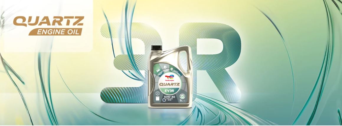 De Quartz EV3R 10W-40 wordt onder de vlag van het gezamenlijke merk TotalEnergies Lubrifiants – SUSTAINera op de markt gebracht. Afbeelding:  Total Energies