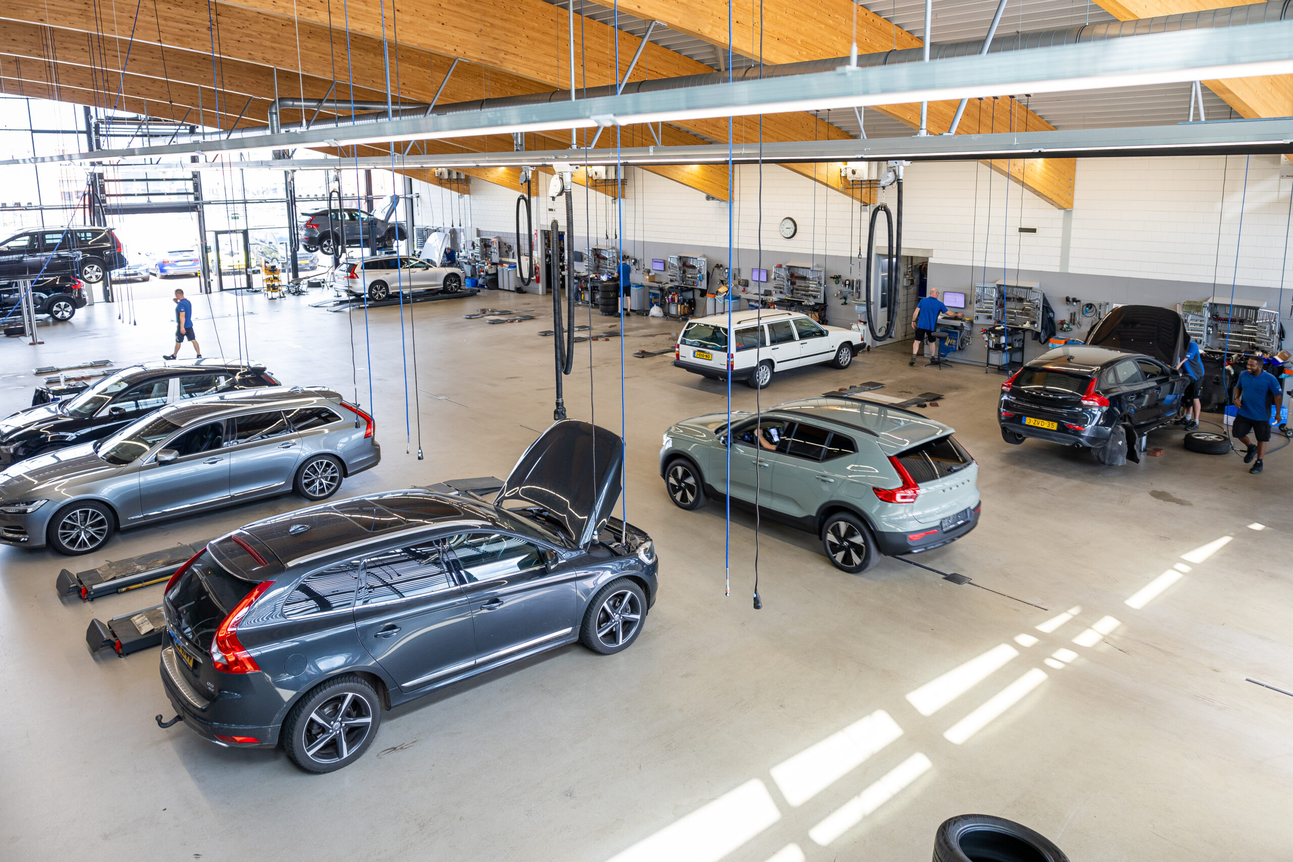 De werkplaats van Harrie Arendsen geeft de technici het gevoel alsof ze overdekt in de buitenlucht staan de sleutelen. - Foto's en video: Mike Tekst en Beeld