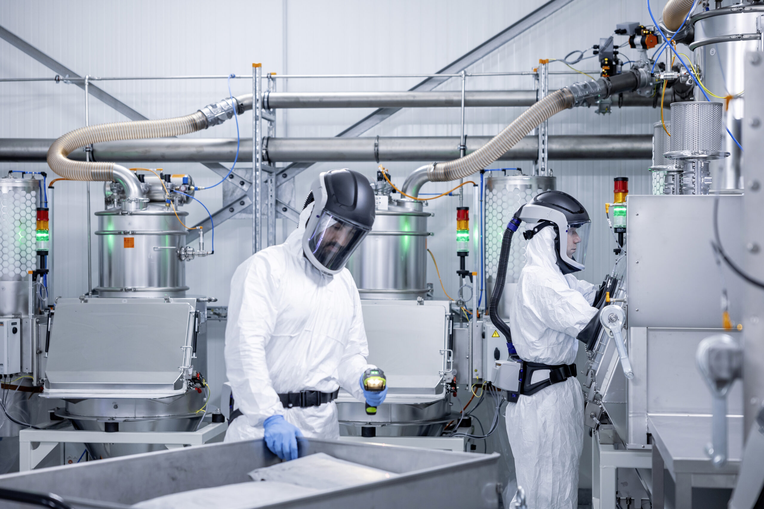 De proeffabriek op de Mercedes-Benz eCampus produceert electrodes, assembleert die in cellen en maakt die klaar voor gebruik.