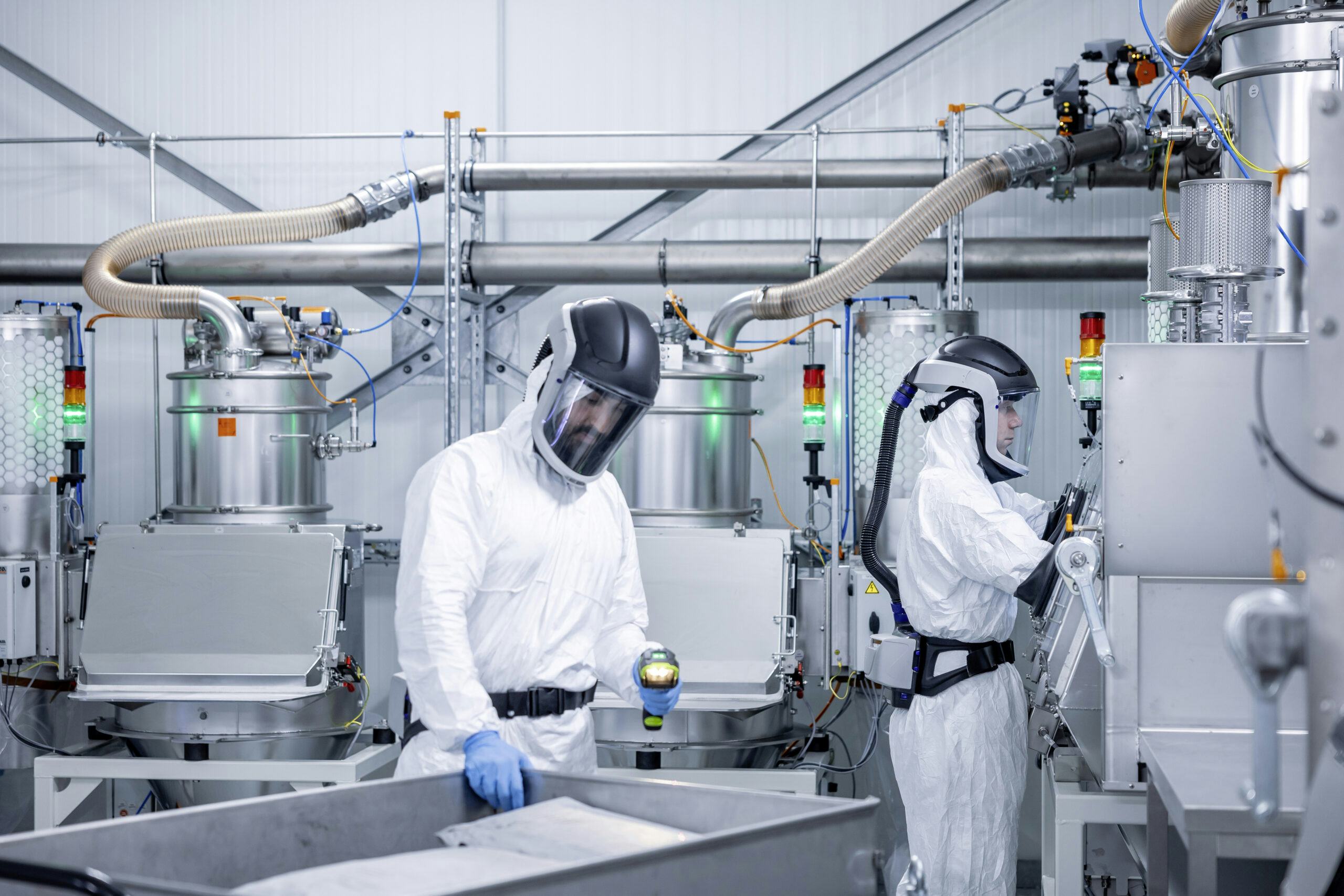 De proeffabriek op de Mercedes-Benz eCampus produceert electrodes, assembleert die in cellen en maakt die klaar voor gebruik.