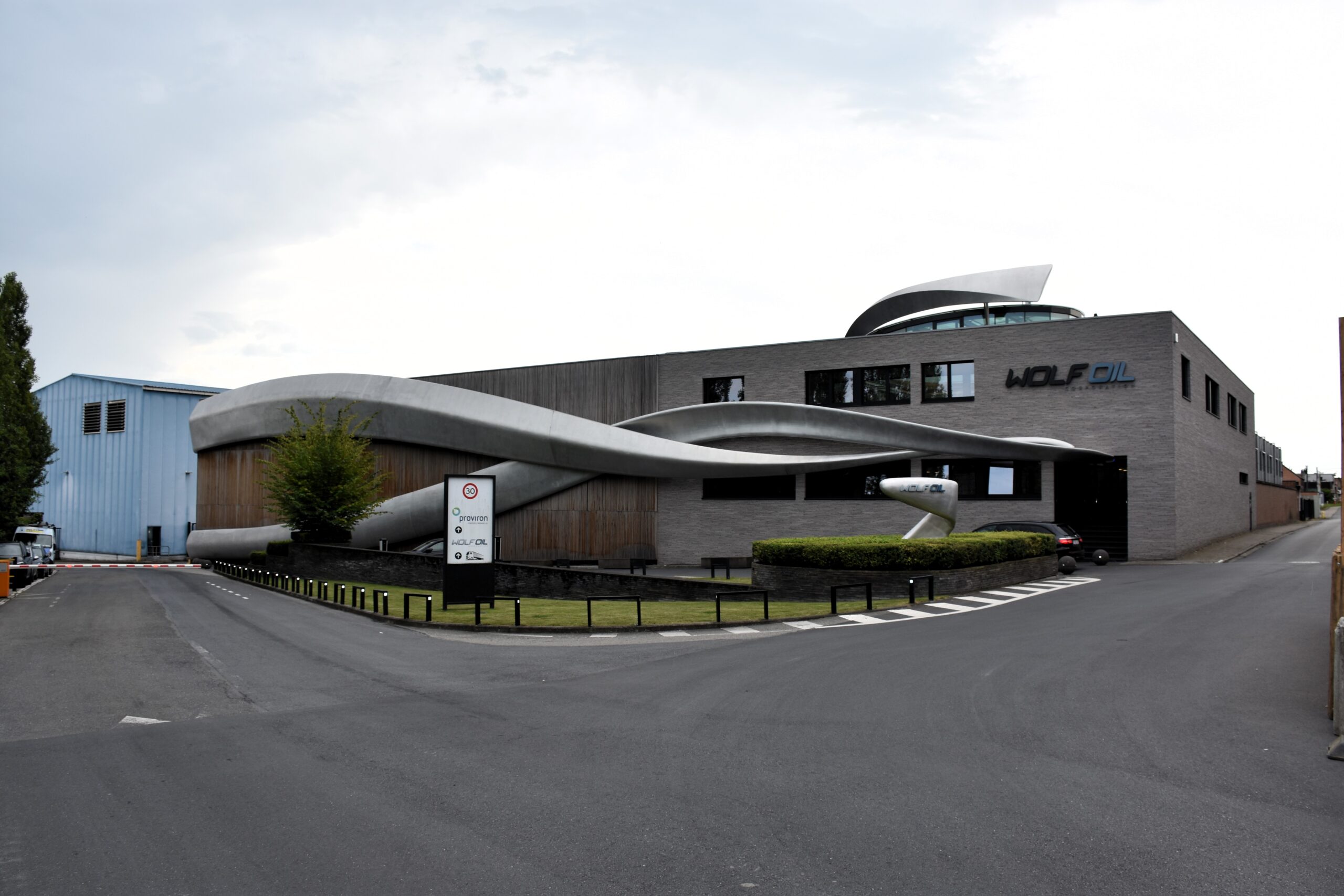 De producten van Wolf Oil uit Hemiksem onder Antwerpen vinden hun weg naar meer dan 100 landen in de wereld.  