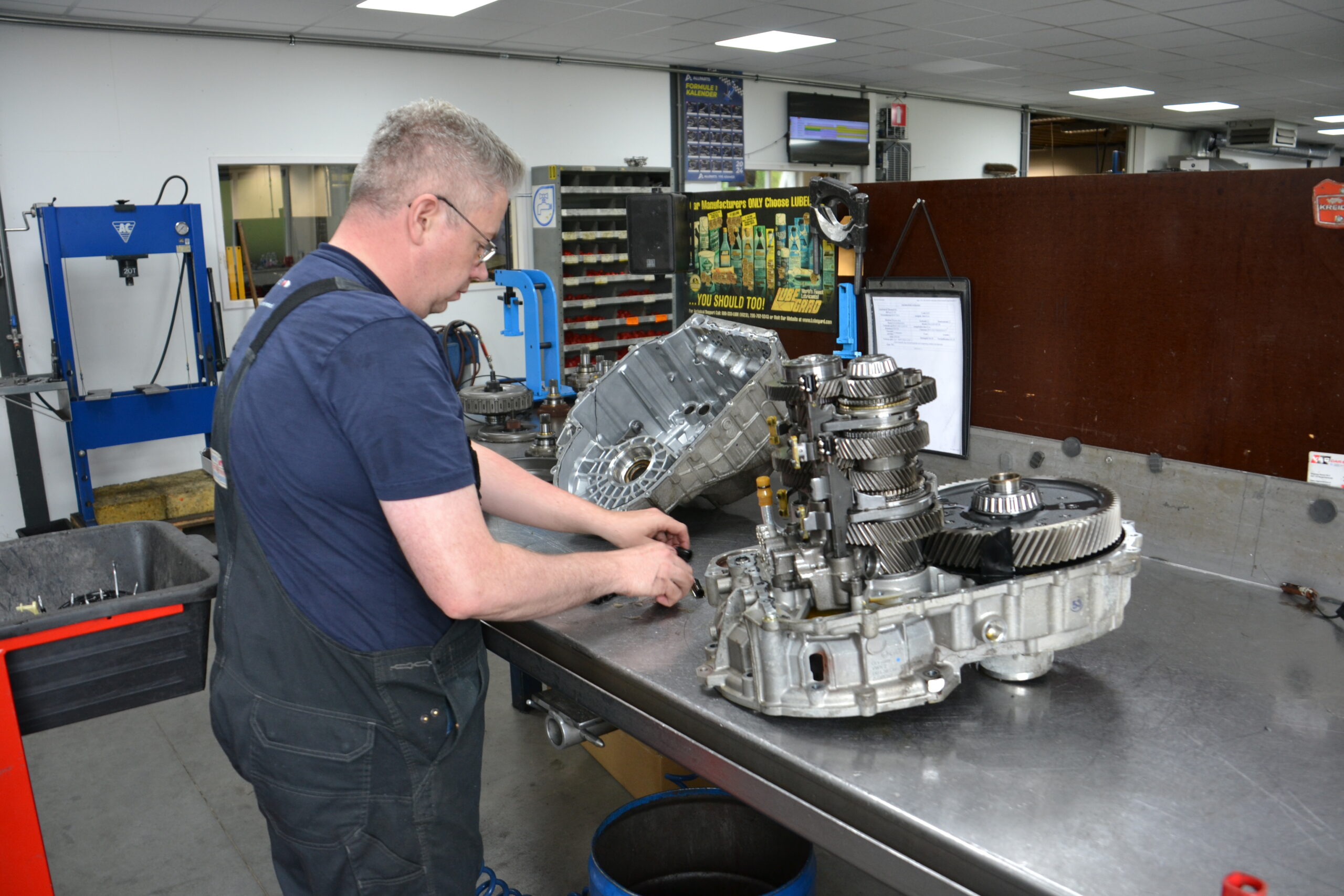 Morien specialiseert zich in VAG. Motoren en versnellingsbakken - hier wordt er één gereviseerd - vinden hun weg naar autobedrijven over de hele wereld. - Foto: Hugo Claver