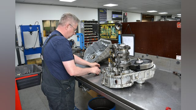 Morien specialiseert zich in VAG. Motoren en versnellingsbakken - hier wordt er één gereviseerd - vinden hun weg naar autobedrijven over de hele wereld. - Foto: Hugo Claver
