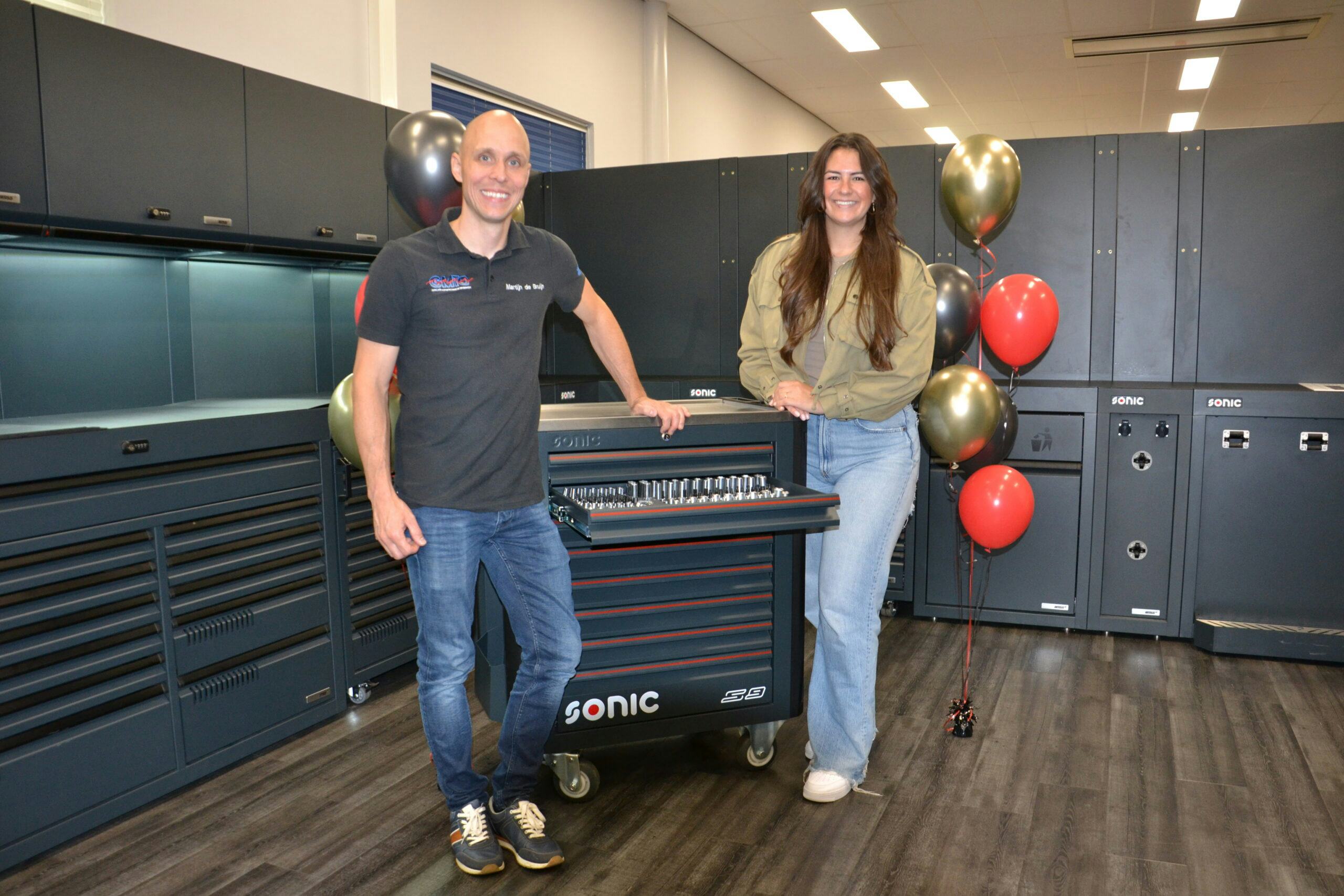 Links de gelukkige winnaar Martin de Bruijn, rechts Kishana van Beers van Sonic Equipment. - Foto: Hugo Claver