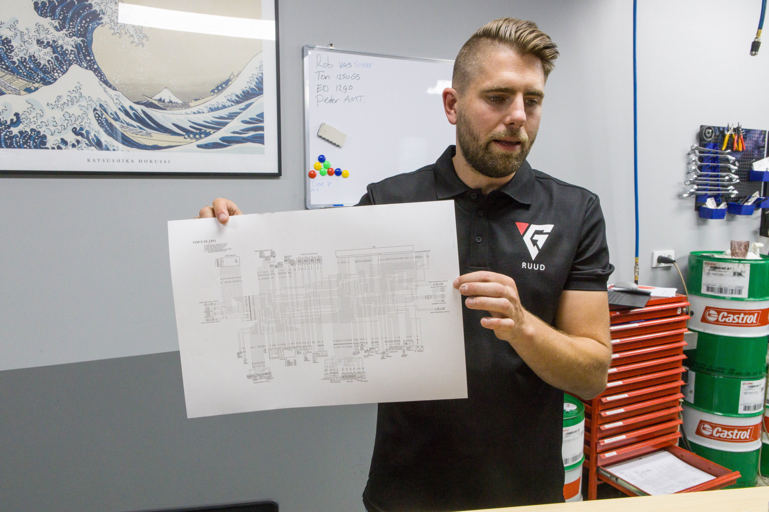 Een elektrisch schema ziet er intimiderend uit. Door systematisch te werk te gaan is het best te lezen. - Foto: Peter Aansorgh