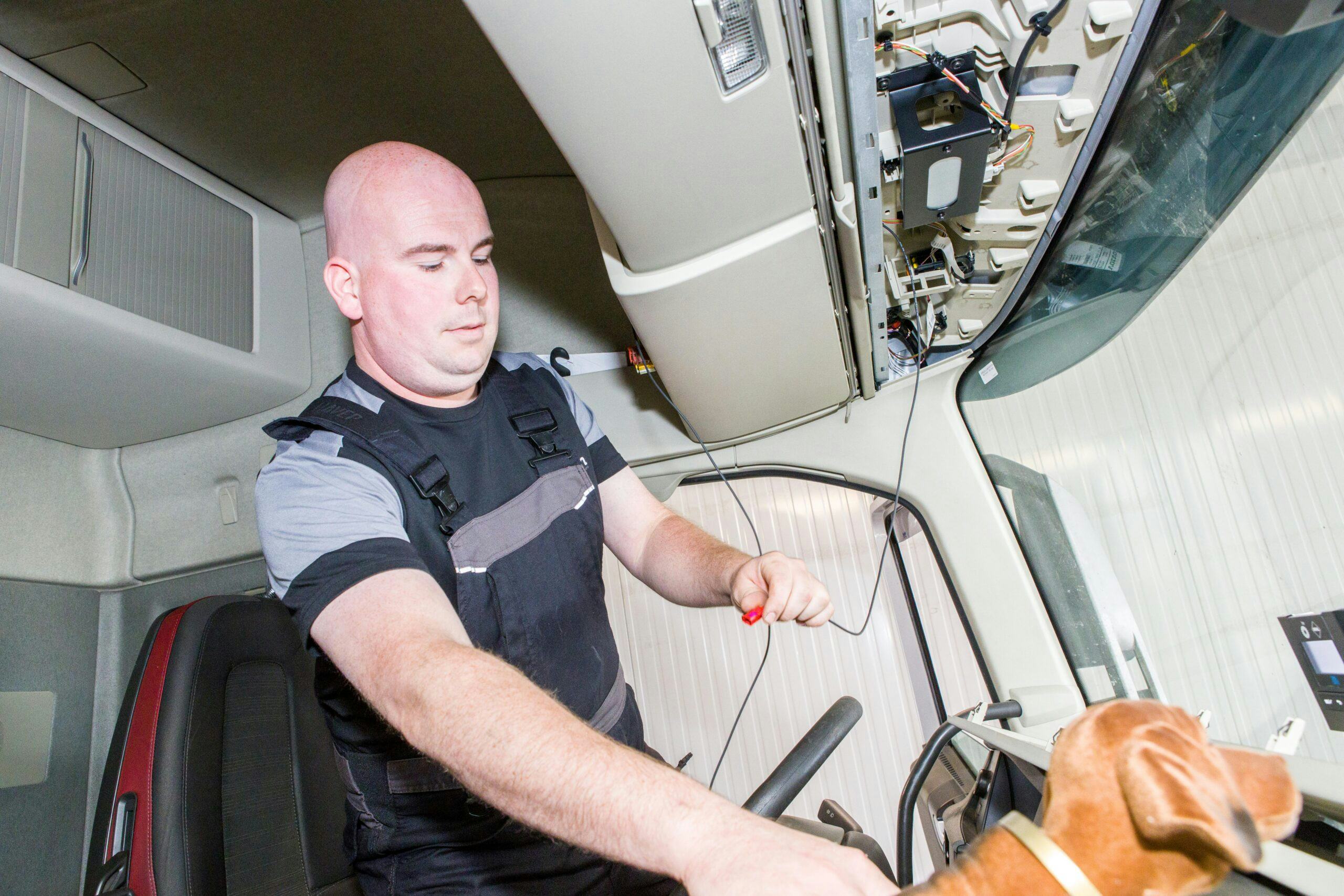 AMT nam een kijkje bij vrachtwagenwerkplaats OO-Tech in Beugen, waar tachograafspecialist Peter de Bruin laat zien hoe de retrofit-procedure verloopt. - Foto: Peter Aansorgh