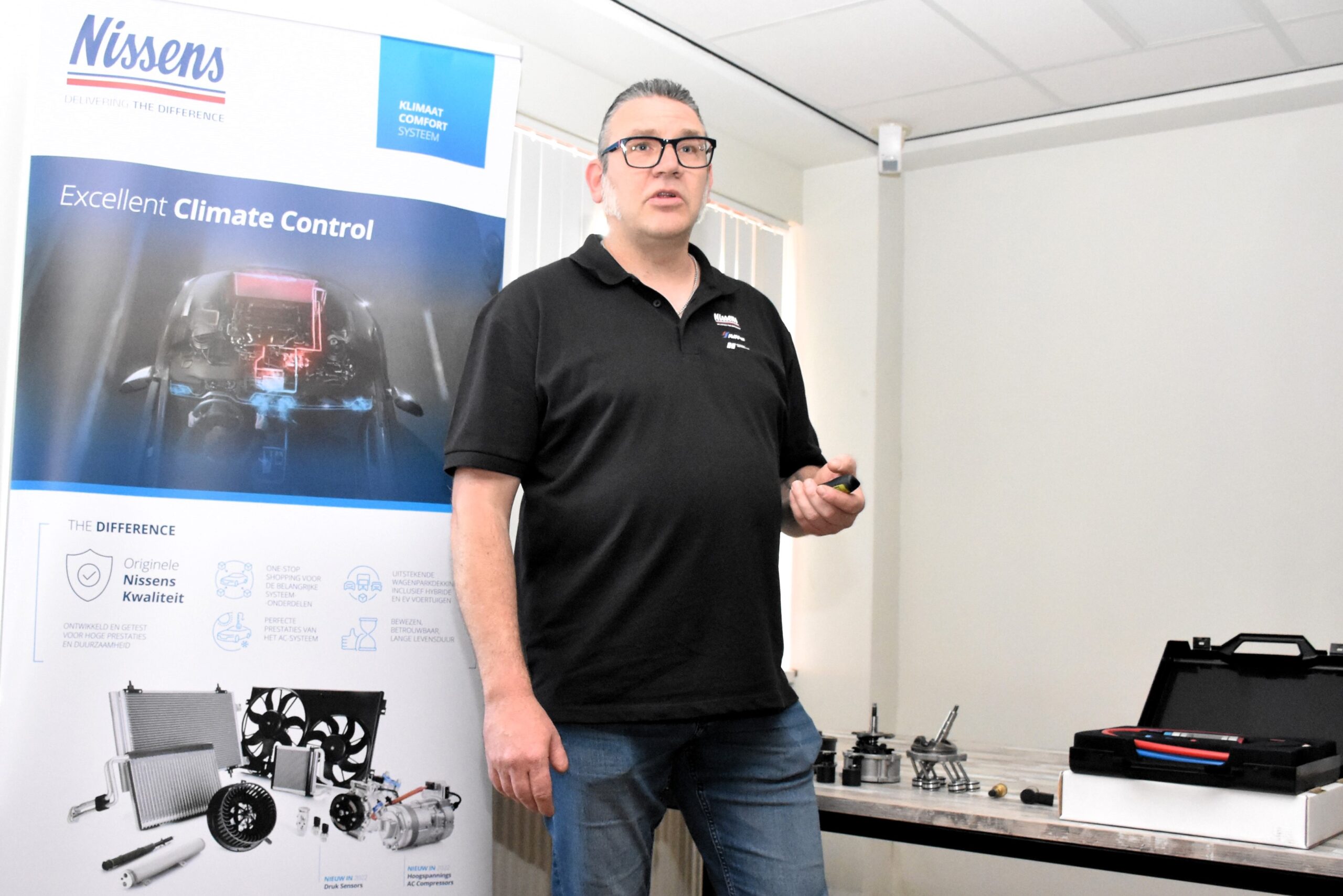 Trainer Marcel van der Cruijsen beoordeelt de garantieclaims van aircocomponenten bij Nissens.