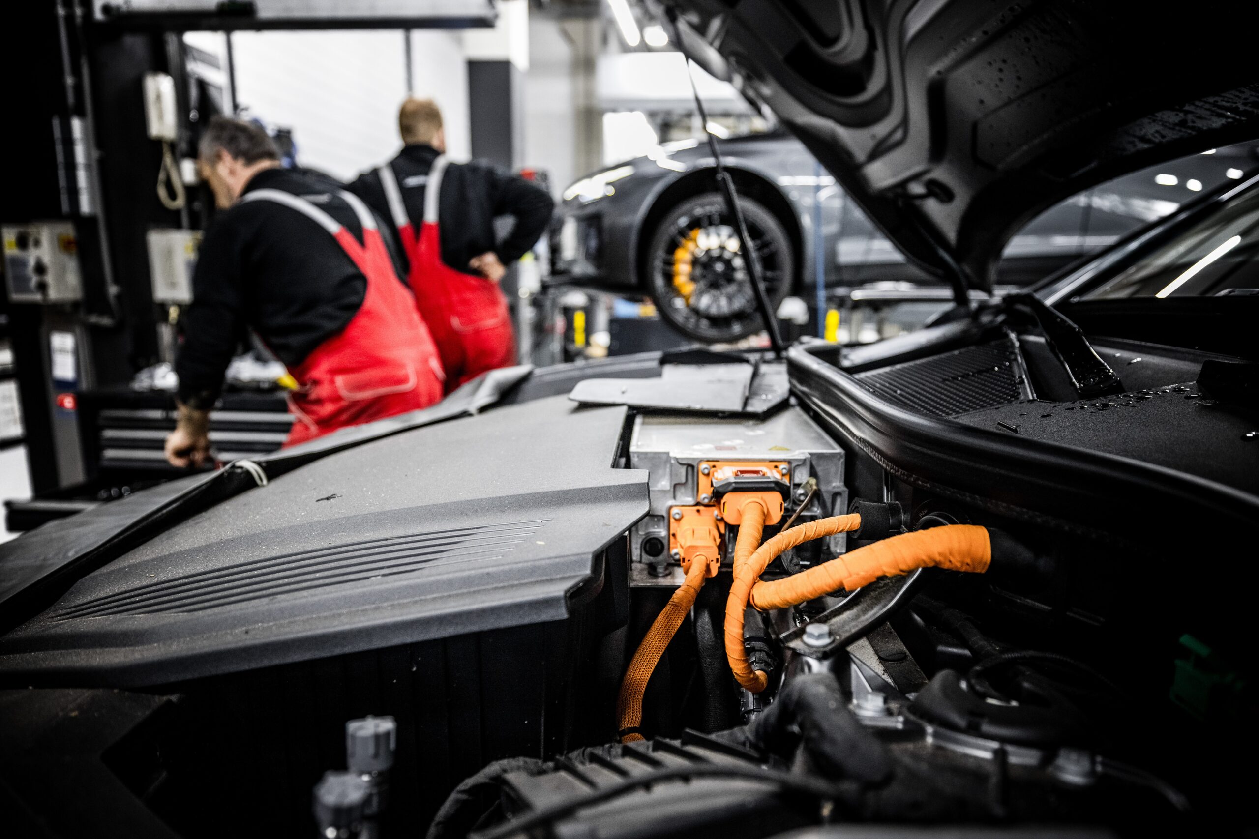 EV in de werkplaats. Serenco komt met een hele reeks gereedschappen om snel en efficiënt aan EV's te werken. - Foto: Rob Engelaar / ANP