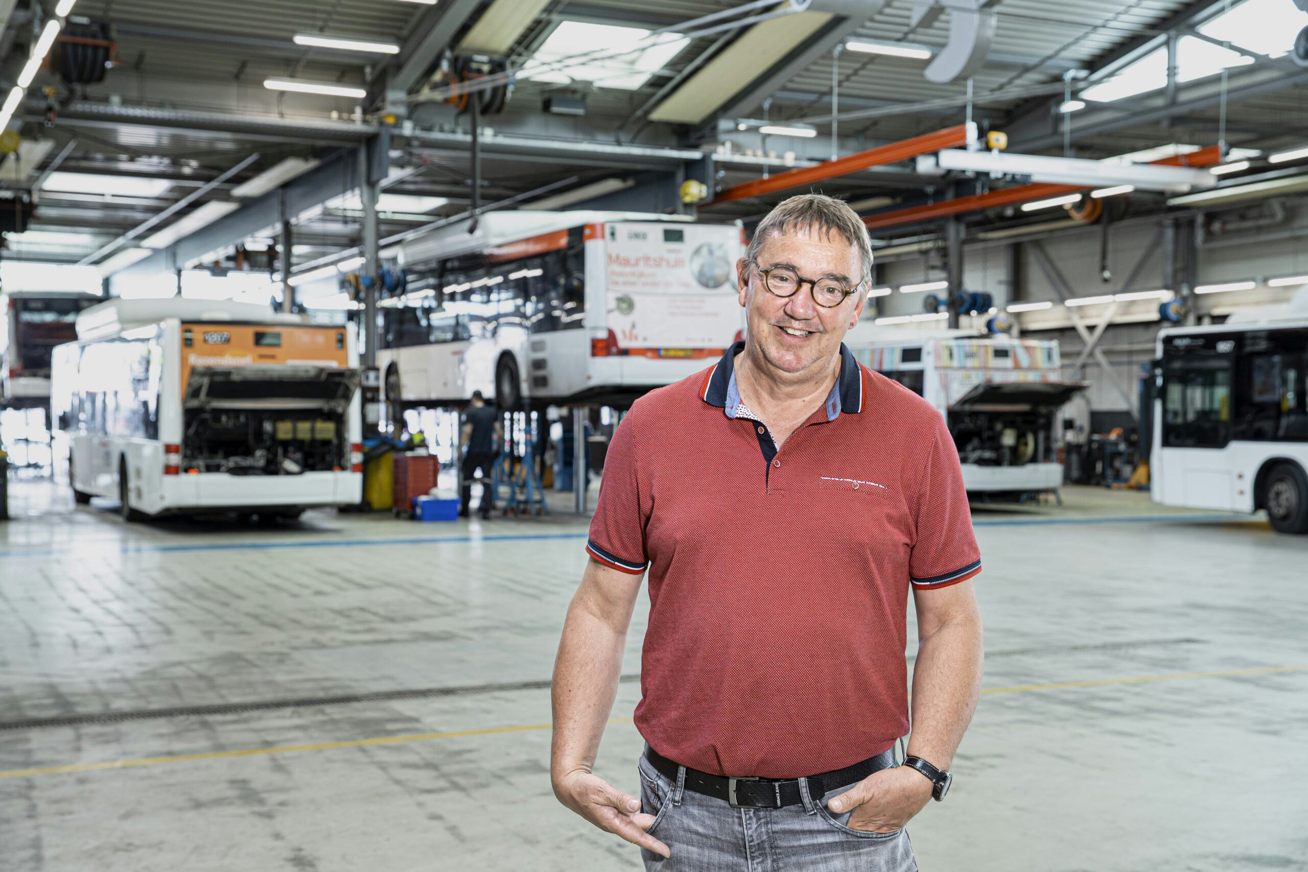 Ron Koek is de Werkplaatsmanager Bus bij HTM Den Haag. Gaat hij de diesels missen? “Kleppen stellen, zo'n motor weer mooi laten lopen, dat blijft toch mooi werk. Maar ja, die elektrische motoren lopen allemaal mooi. Dat is dan toch vooruitgang.” - Foto's: Andrew Walkinshaw