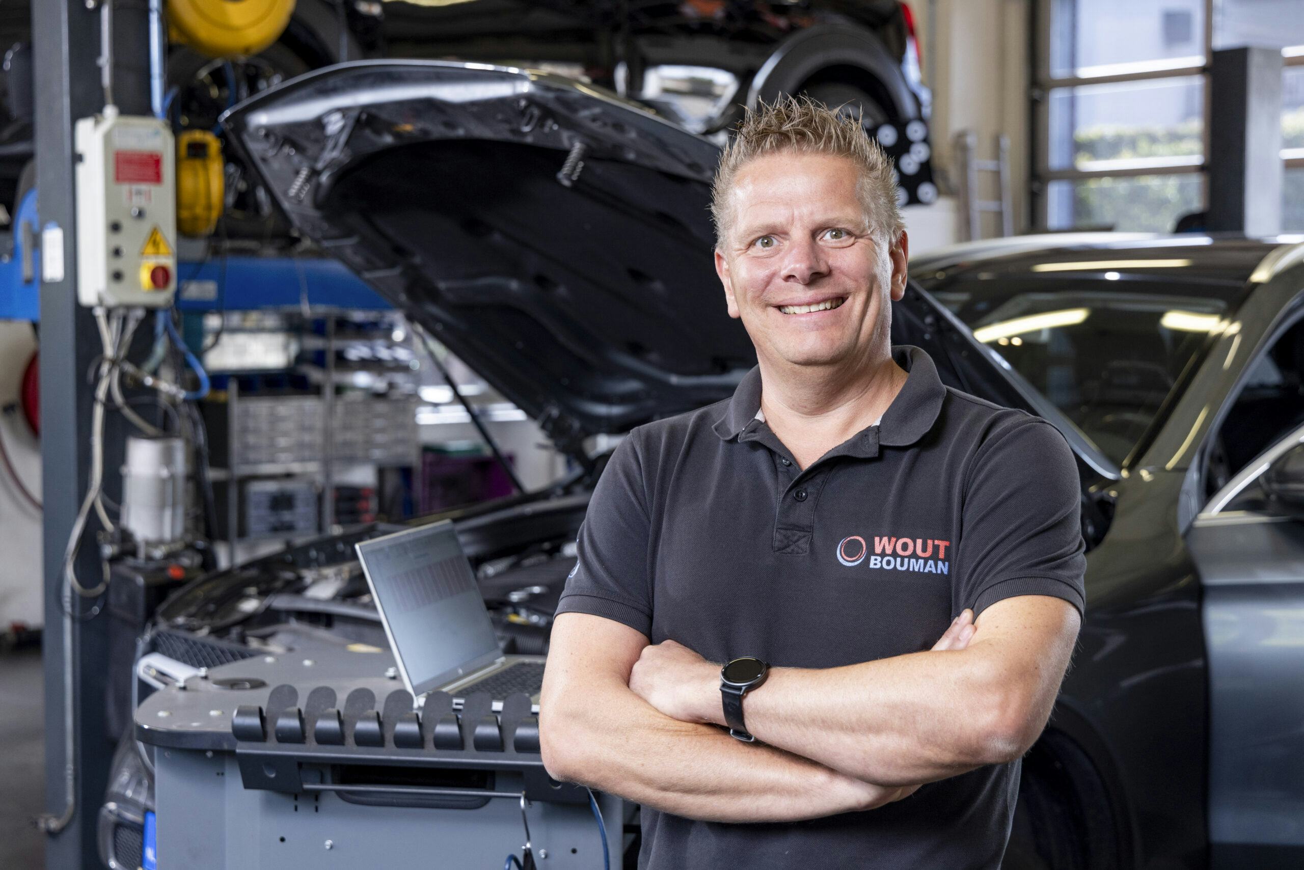 Iwan Kennis is diagnosetechnicus bij Autobedrijf Wout Bouman in Wijk en Aalburg. - Foto: Remco Lassche / Studio 38C