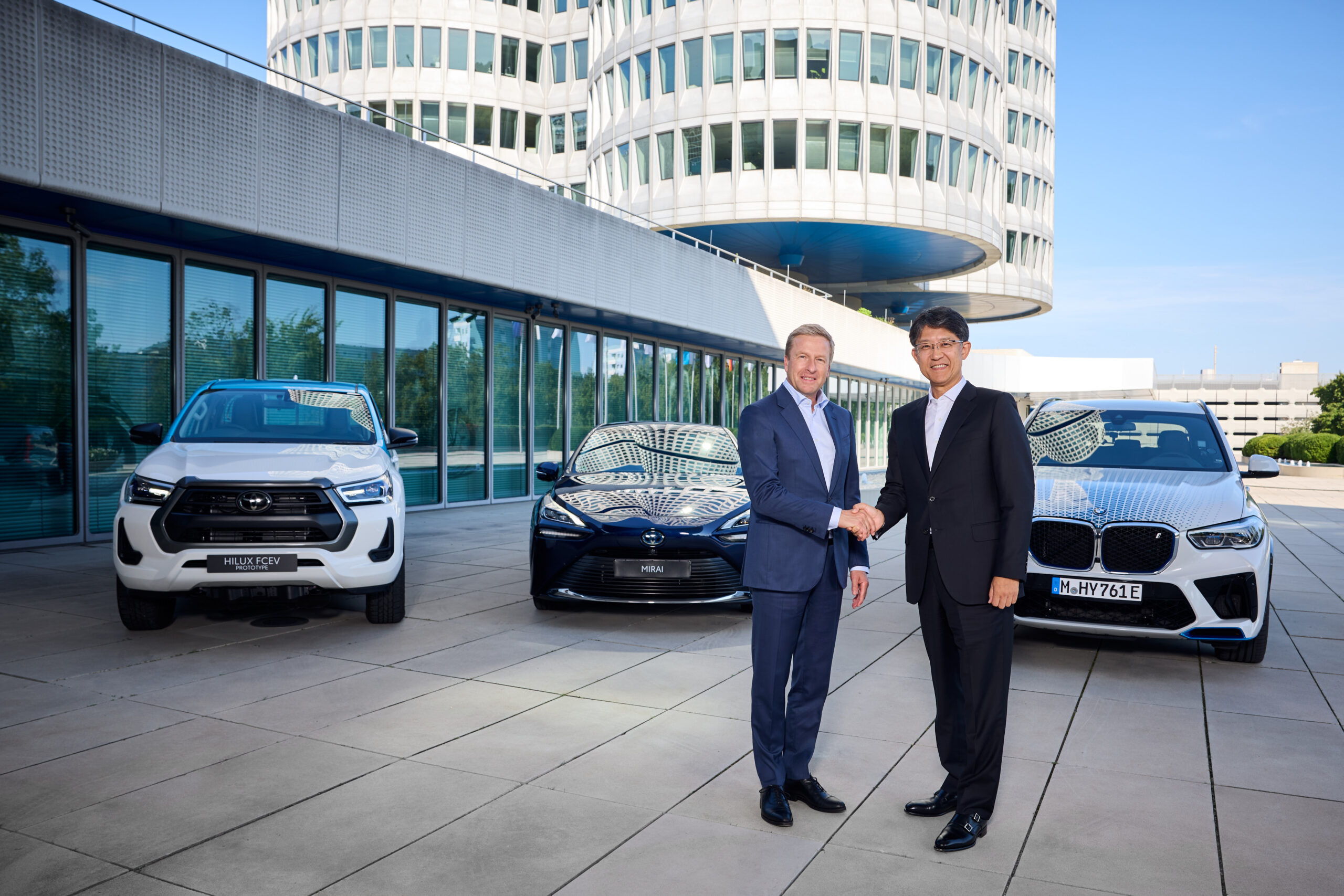 Oliver Zipse, voorzitter van de raad van Bestuur van BMW (links) en Koji Sato, President van Toyota. - Foto: BMW