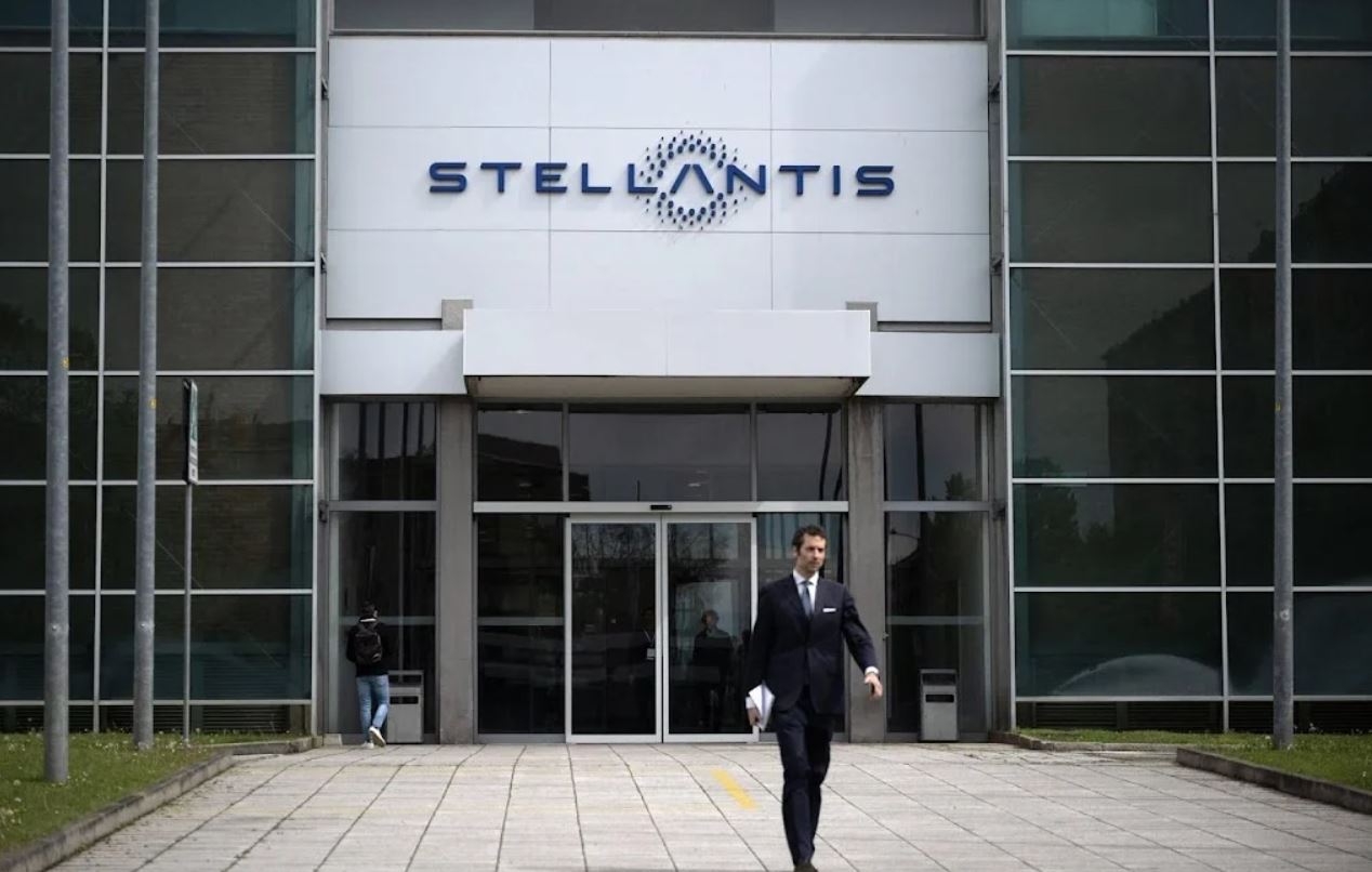 De Duitse auto-industrie gaat onder andere gebukt onder een lager dan verwachte vraag naar EV's in de Europese Unie. Foto: Stellantis