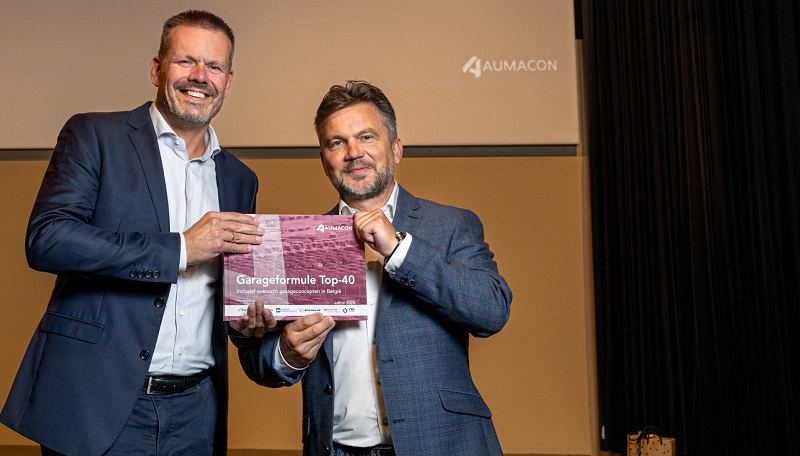 Het eerste exemplaar van de Aumacon Garageformule Top-40 Editie 2024
werd onlangs in ontvangst genomen door Angelo Mulder (rechts) uit handen van Rogier Roet - de
winnaar van vorig jaar. Foto: Aumacon