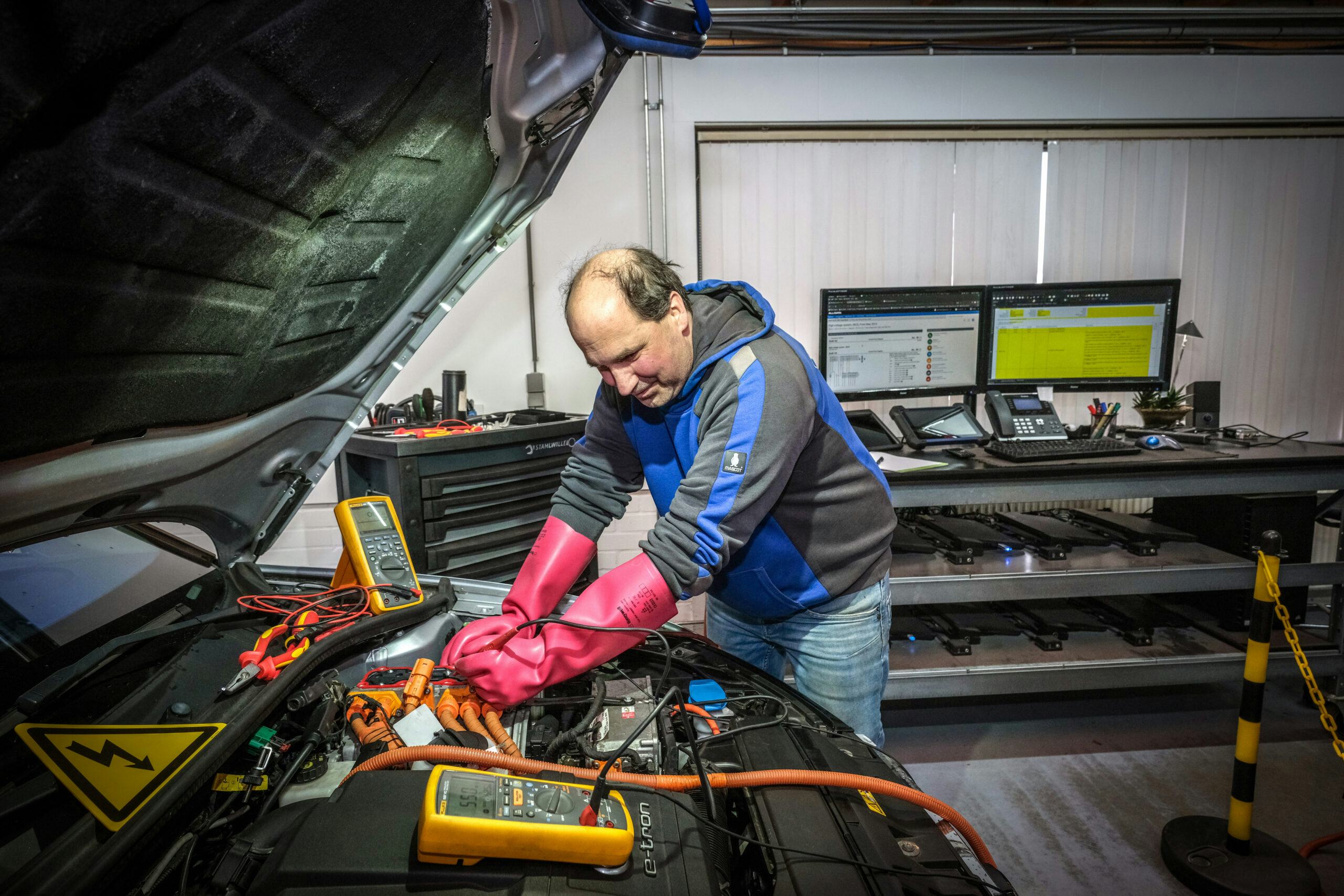Asim Saglam werkt vooral in opdracht van autobedrijven. "Die hebben het beste voor met hun klanten en gaan voor kwaliteit, niet de laagste prijs." - Foto: Jan-Willem van Vliet