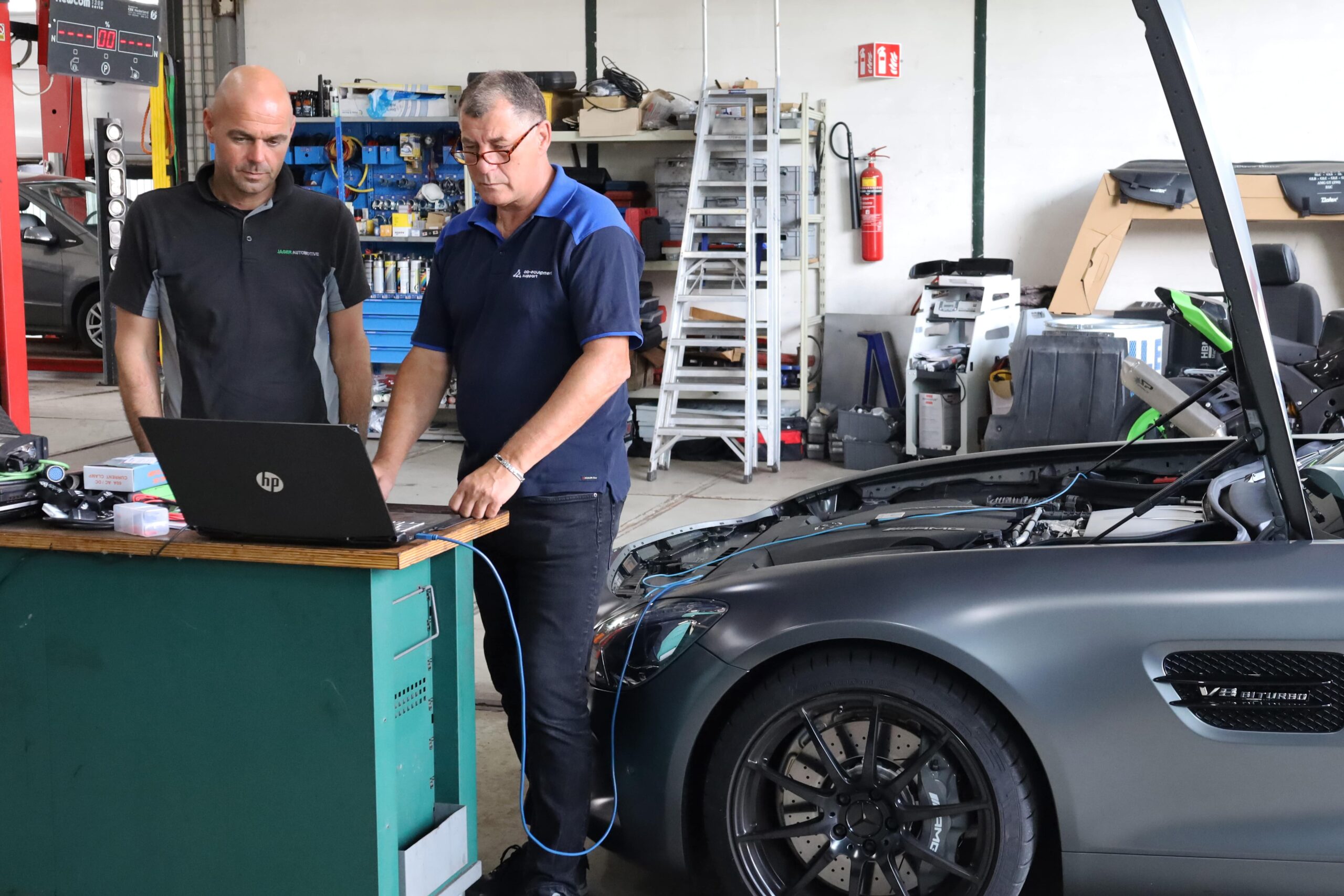 Jarno Jager (links) krijgt uitleg van Ronnie van Gellecom over zijn prijs: de PicoScope 4225A 2-kanaals starterskit met stroomtang. - Foto: AA-Equipment Support