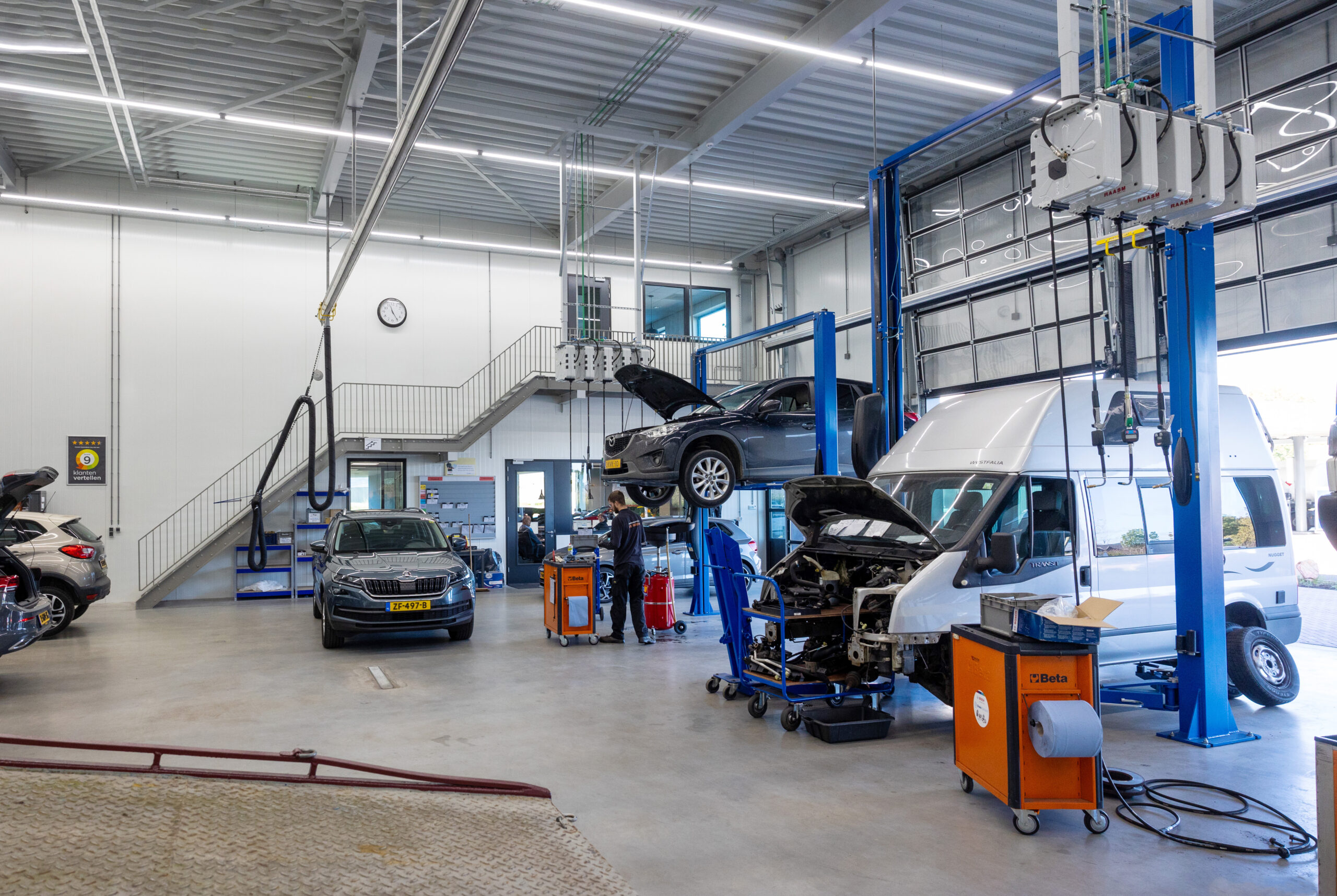 Tweederde van de autotechnici in onze enquête is tevreden over de inrichting van hun werkplaats.