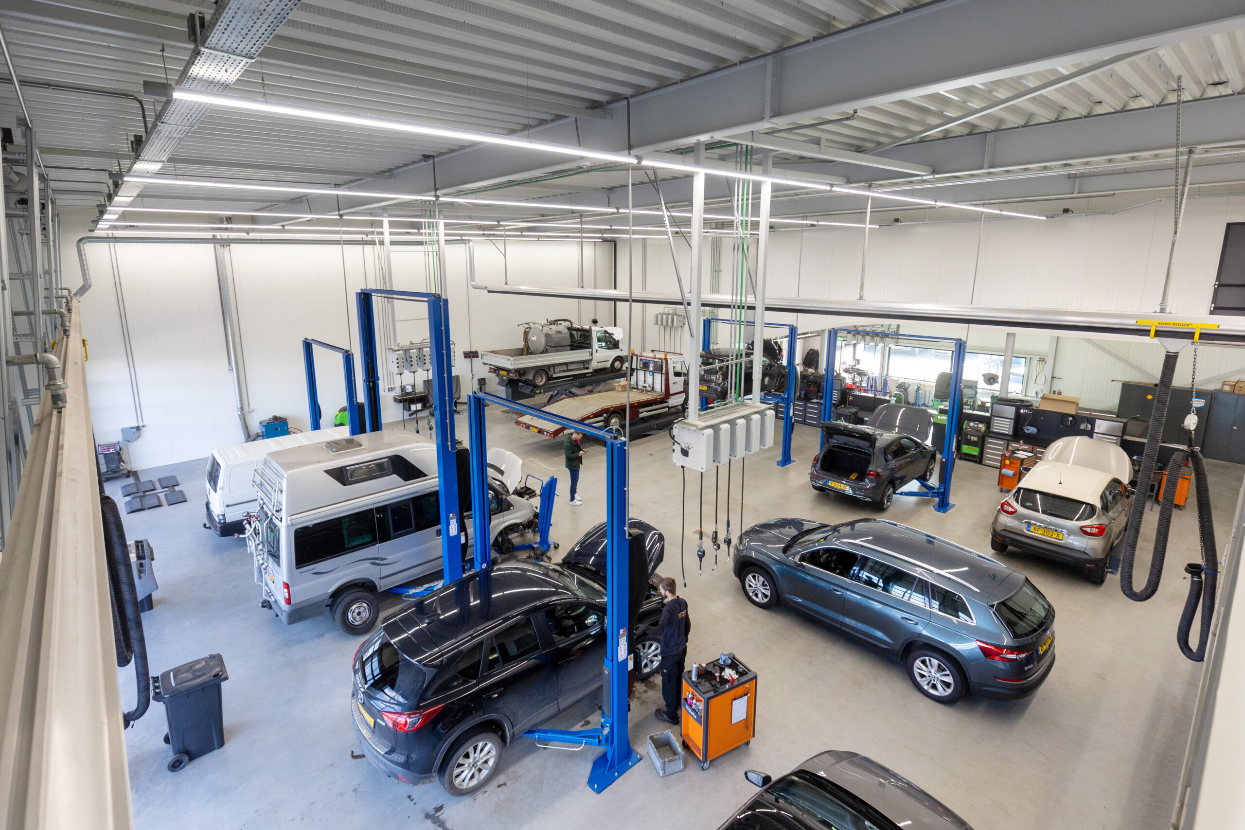 Licht en ruimte. Mooie werkplekken, verwarmde vloer, alle equipment onder handbereik en ruitensproeiervloeistof, twee typen olie en perslucht op iedere werkplek beschikbaar.