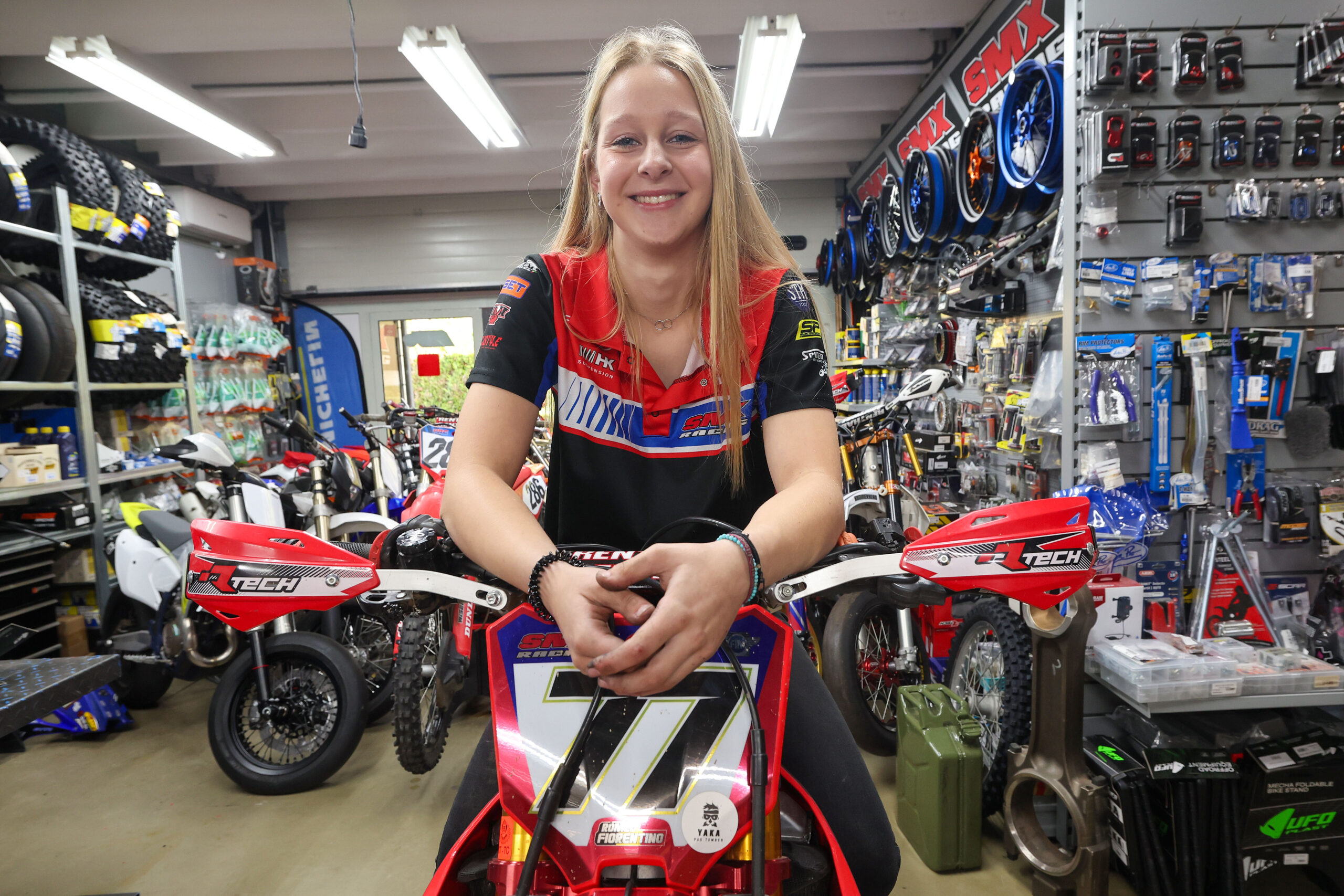 Tijdens haar werk sleutelt ze aan motoren en in haar vrije tijd racet ze erop. Daniek is trots. Foto: Bert Jansen