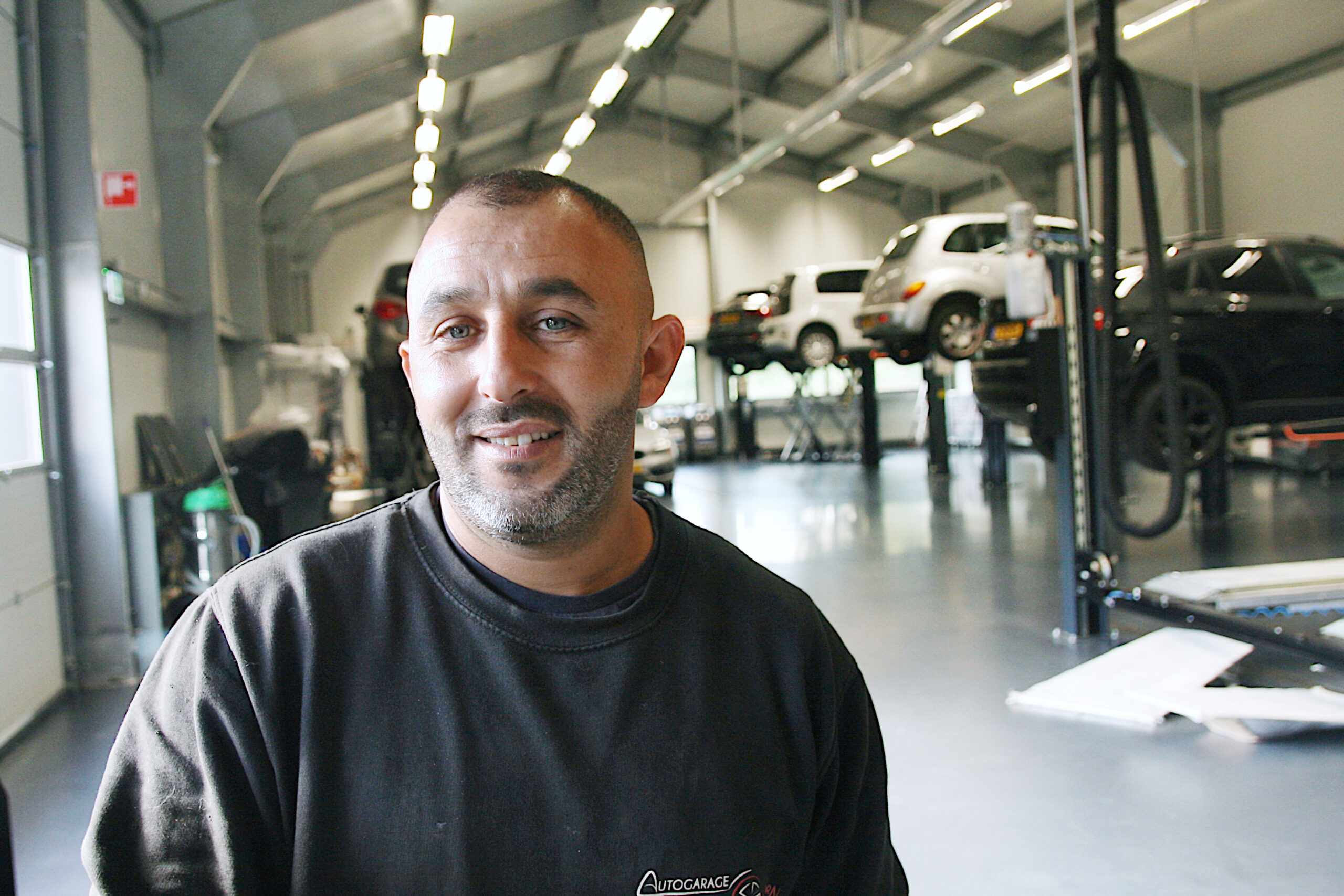 Salah Ouchen wil geen mengeling van oude en nieuwe apparatuur. "Als ik alles in één keer vervang, werk ik de komende vijftien jaar zorgeloos." - Foto's: John