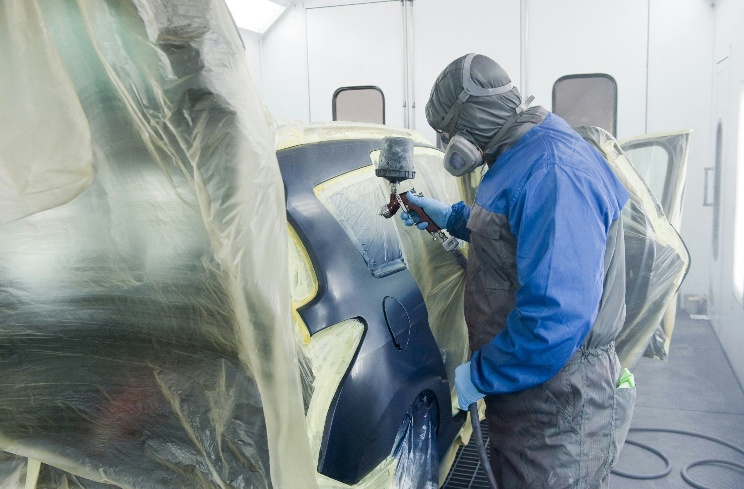 Het schadeherstelbedrijf bespaart tijd en geld met de nieuwe blanke lak van R-M. - Foto: Robert Hoetink
