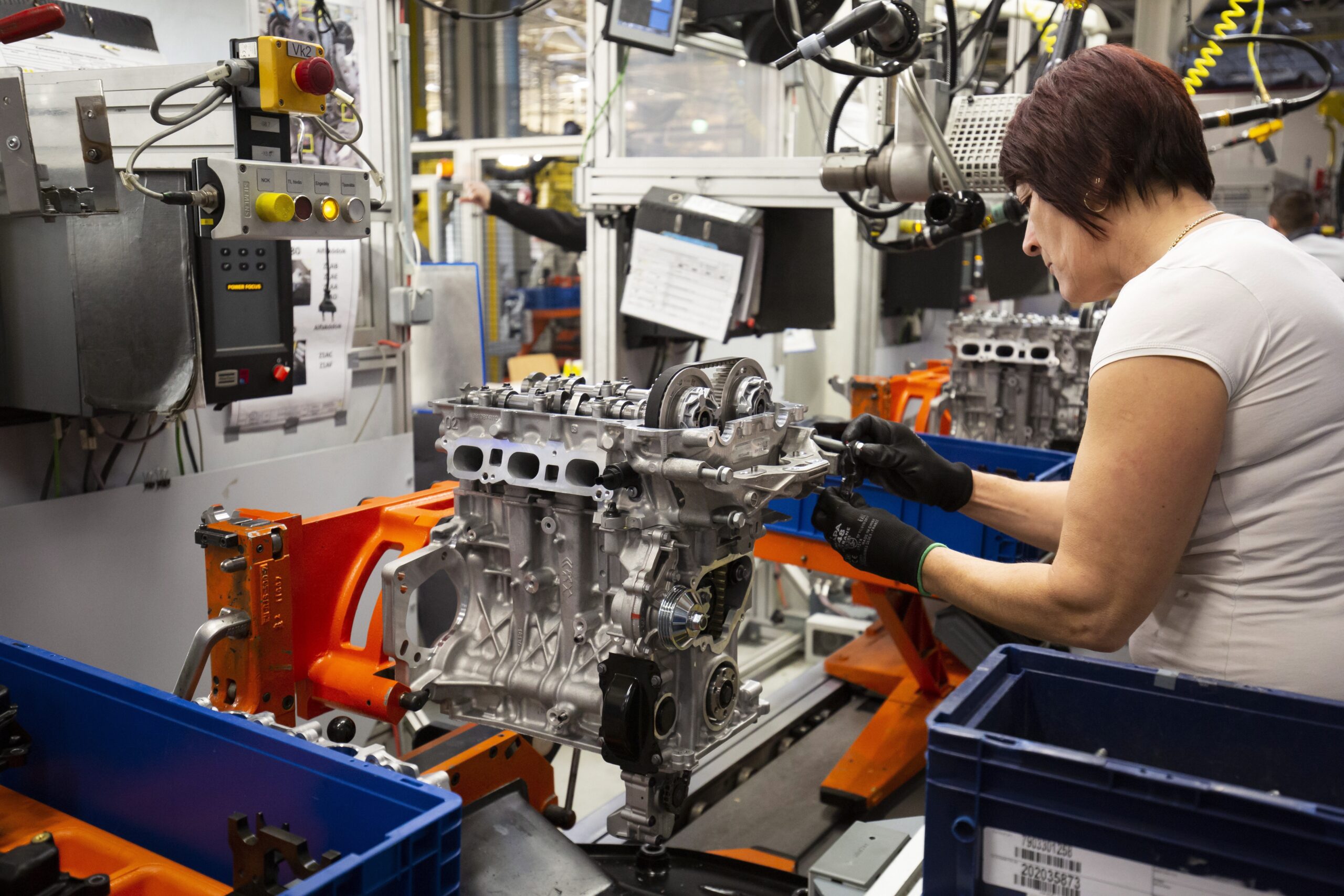 Assemblage van een verbrandingsmotor in een fabriek van Opel in Szentgotthard, Hongarije. - Foto: EPA/Gyorgy Varga