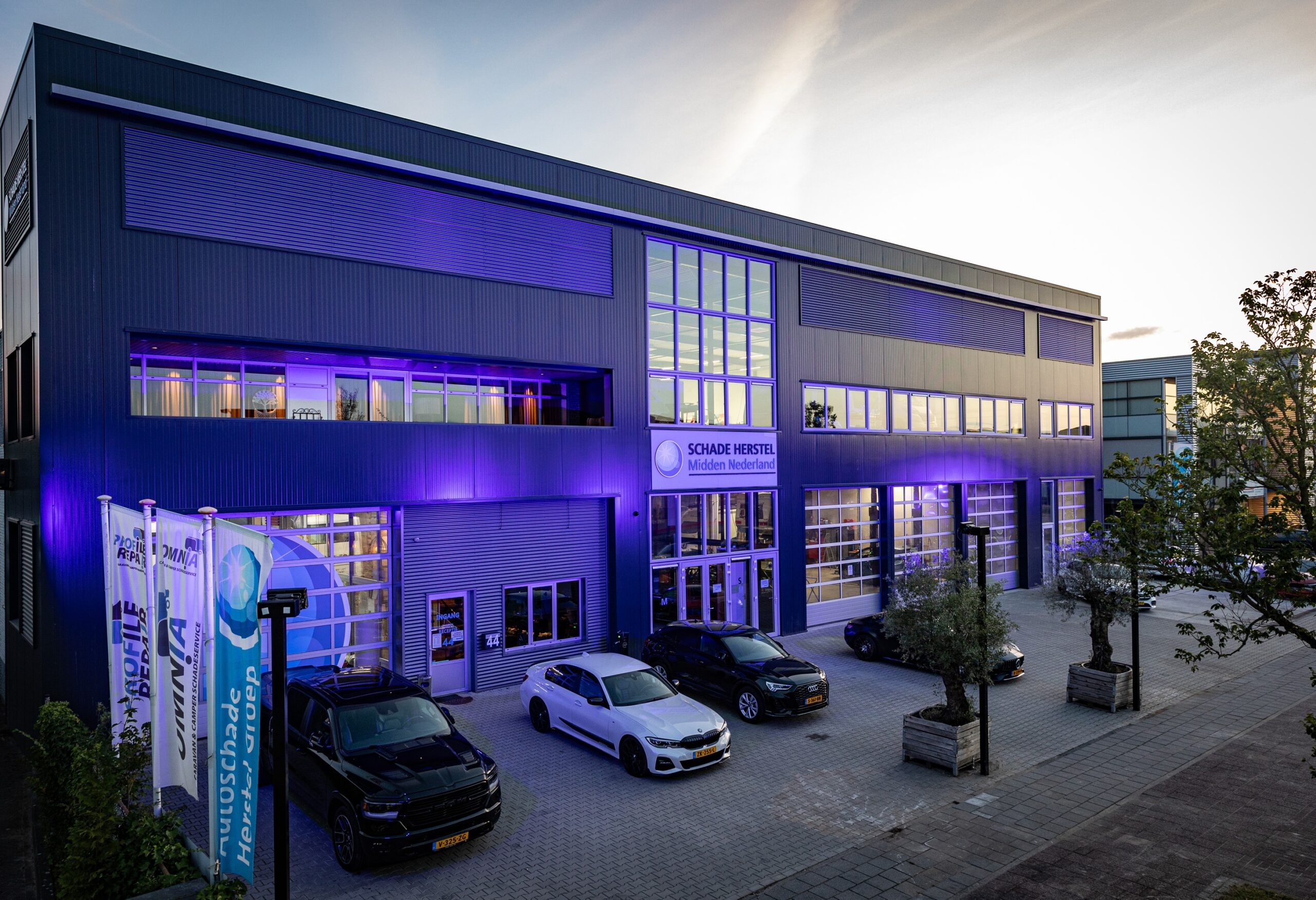 Het bedrijfspand van Schade Herstel Midden Nederland na een uitbreiding en grondige verbouwing.