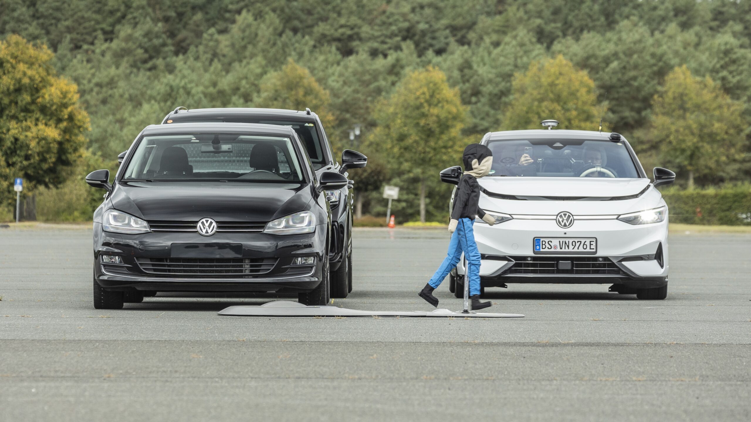 Ook bij e-auto’s met motor voorin actueel: een pop-up motorkap. Die al net voor een aanrijding plaatsvindt kan activeren, en weer terugtrekt als het gevaar voorbij is. - Foto: Volkswagen