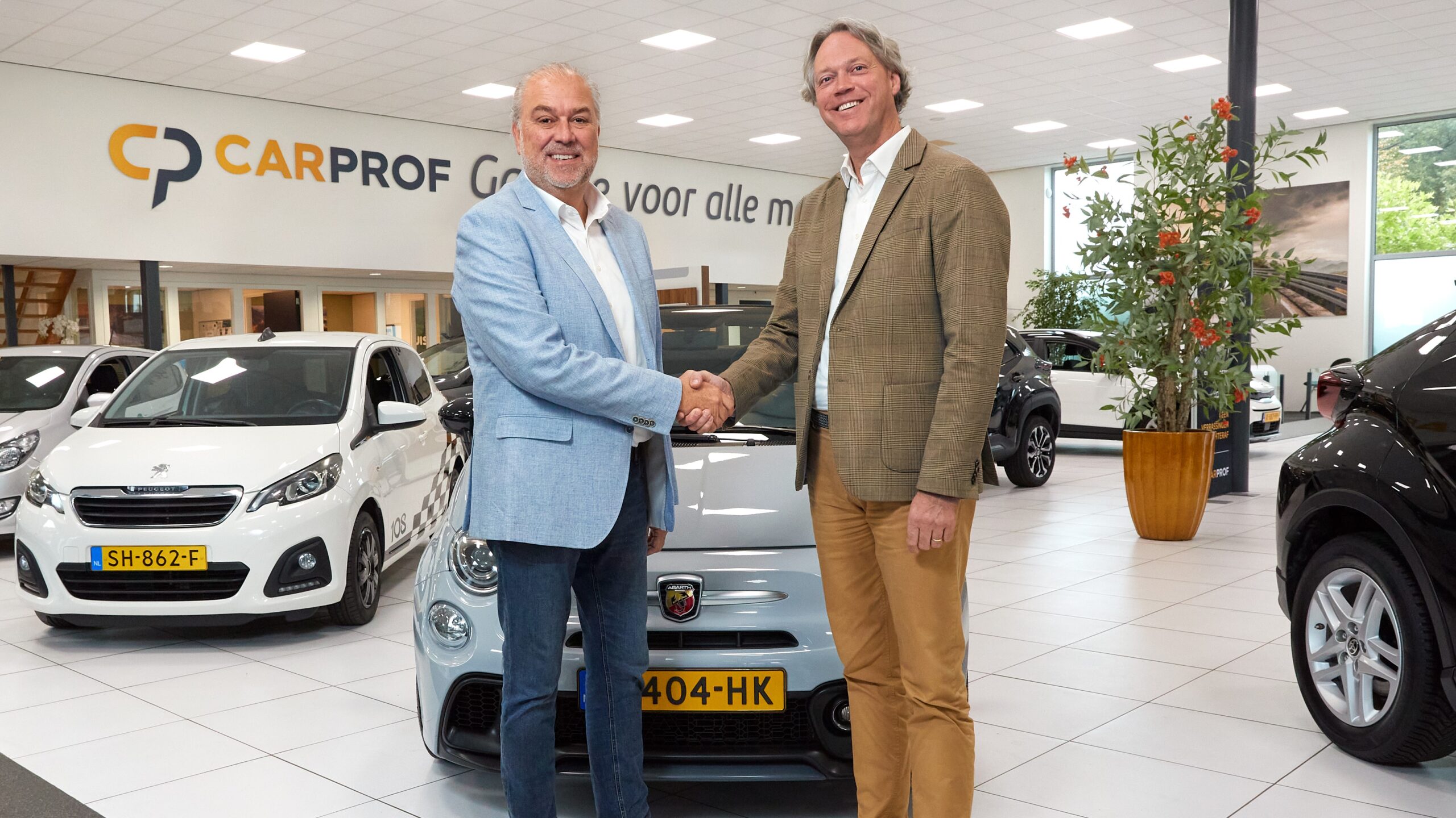 Harold van Gestel, Formulemanager van CarProf (links): "Met de combinatie van onze onderhoudsdiensten en hun verzekeringsoplossingen bieden we samen de meest complete autoverzekering van Nederland.” - Foto: CarProf