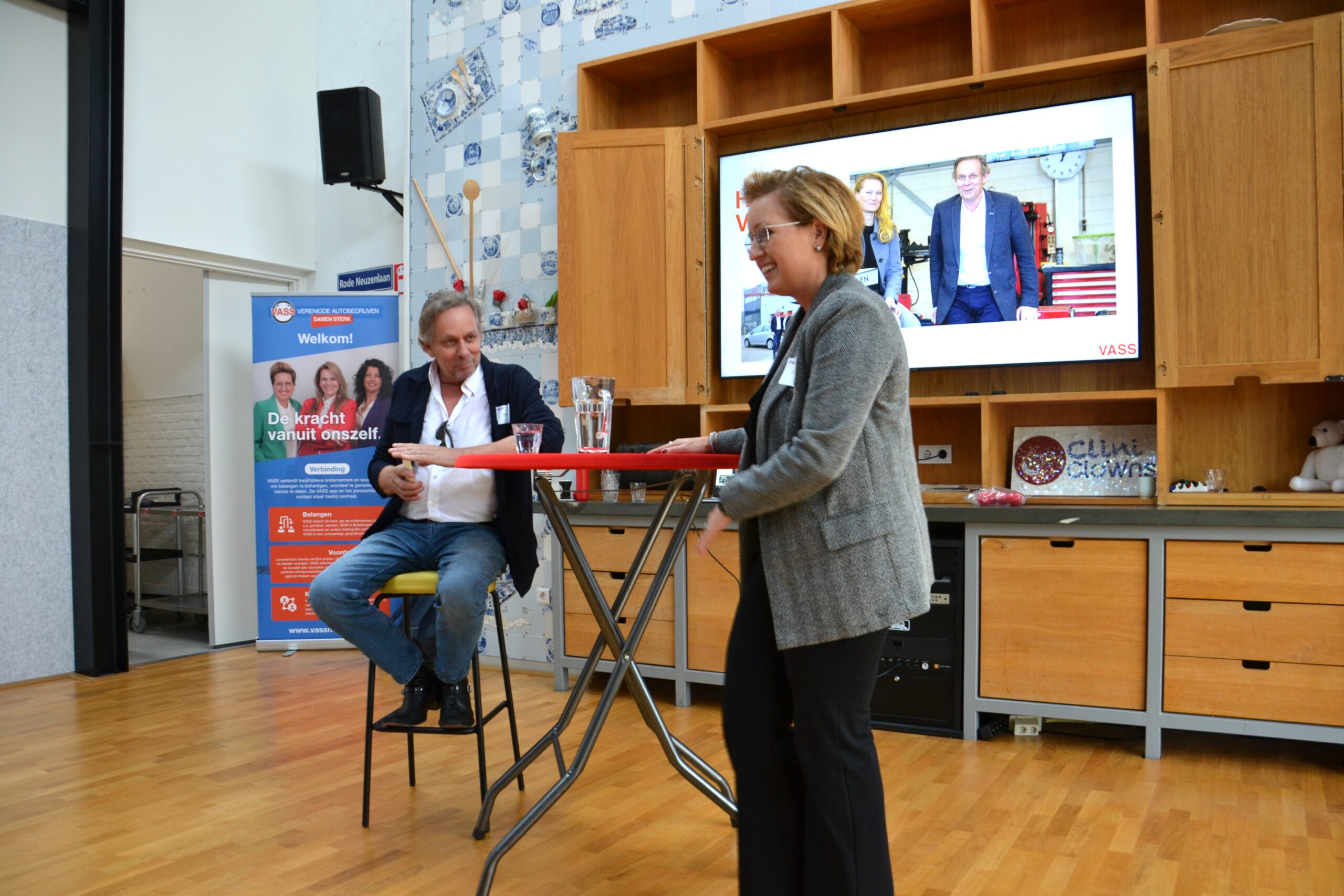Links Henk Voskuilen, eigenaar van Vakgarage Voskuilen & Dochters en finalist van Bovag Onafhankelijk Autobedrijf van het Jaar, rechts Chantal Brands van VASS. - Foto: Hugo Claver