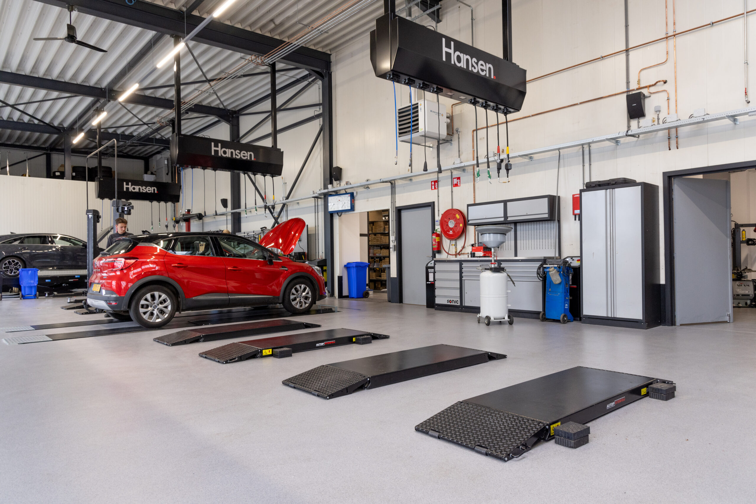 Autobedrijf Hansen investeerde in een grotere en volledig nieuw ingerichte werkplaats. Daarmee is het bedrijf klaar voor de toekomst. - Foto: Remco Lassche/Studio 38C