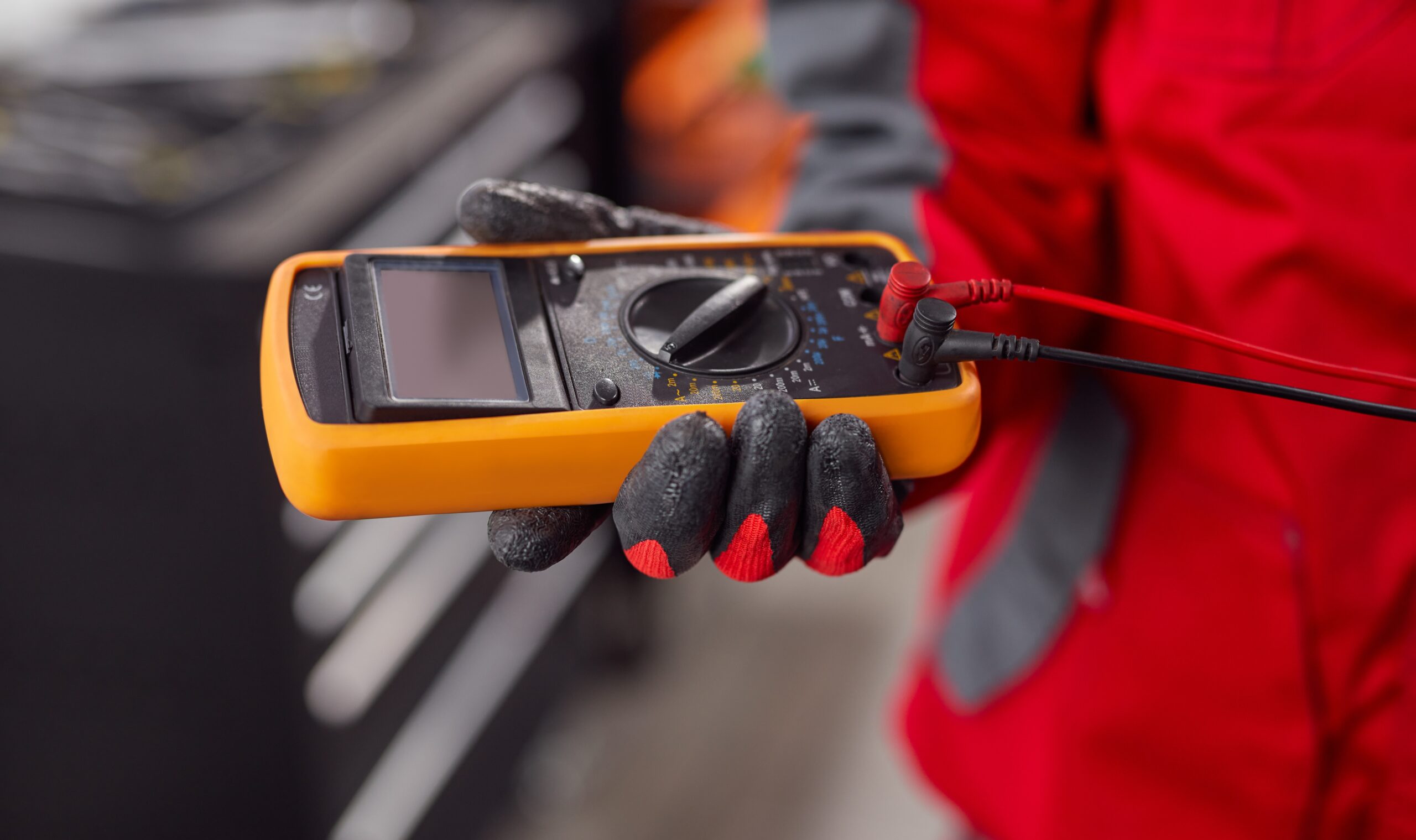 De microschakelaar testen kan onder andere met een multimeter. - Foto: Shutterstock