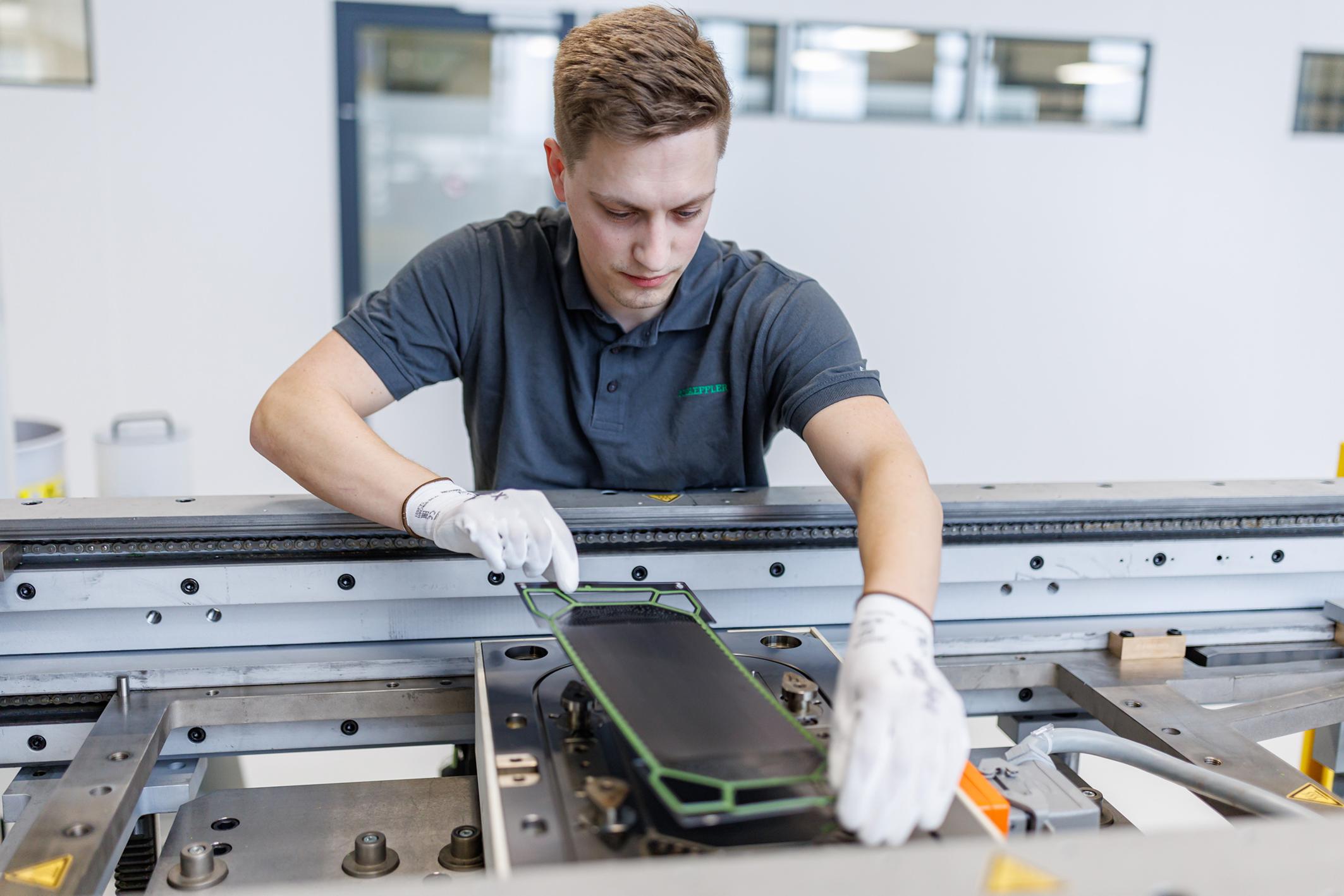 In een proefproductiefaciliteit in Herzogenaurach produceert Schaeffler platen in series van tienduizenden voor prototypes en kleine series van internationale voertuigfabrikanten. De faciliteit is onderdeel van Schaefflers waterstofexpertisecentrum, met uitgebreide testapparatuur. Foto: Schaeffler/Daniel Karmann
