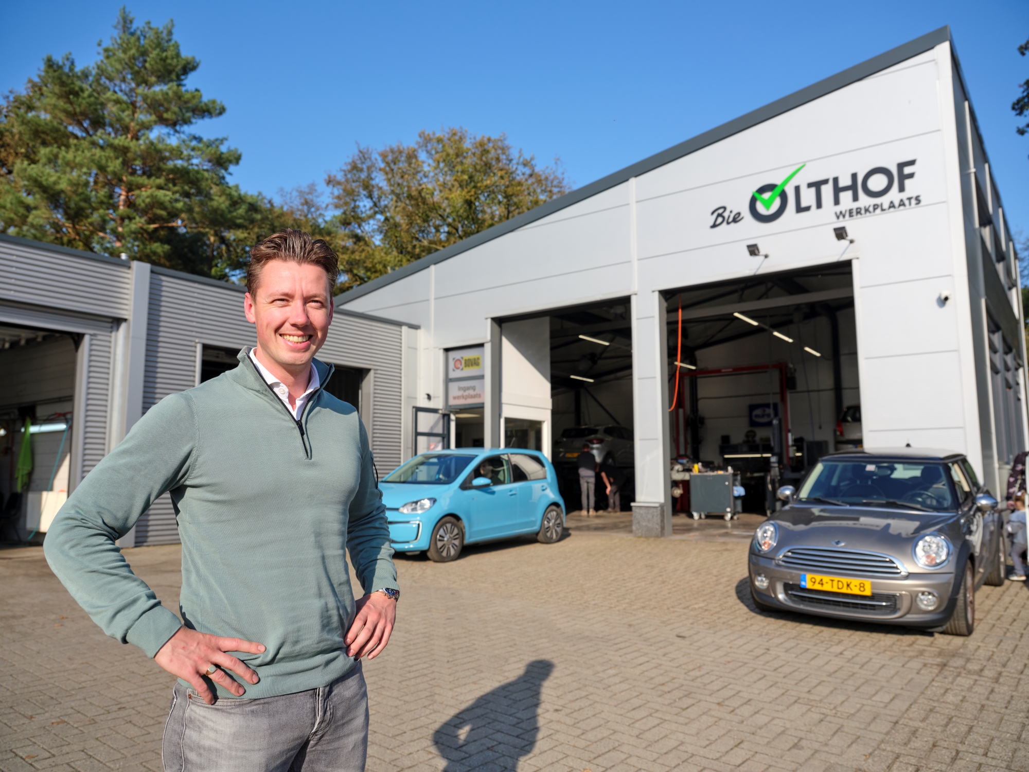 Ian Olthof voor zijn autobedrijf in Nijverdal. "Wij volgen wat er gebeurt en anticiperen daarop. Dan blijf je altijd bij." - Foto's: Jan Lieftink