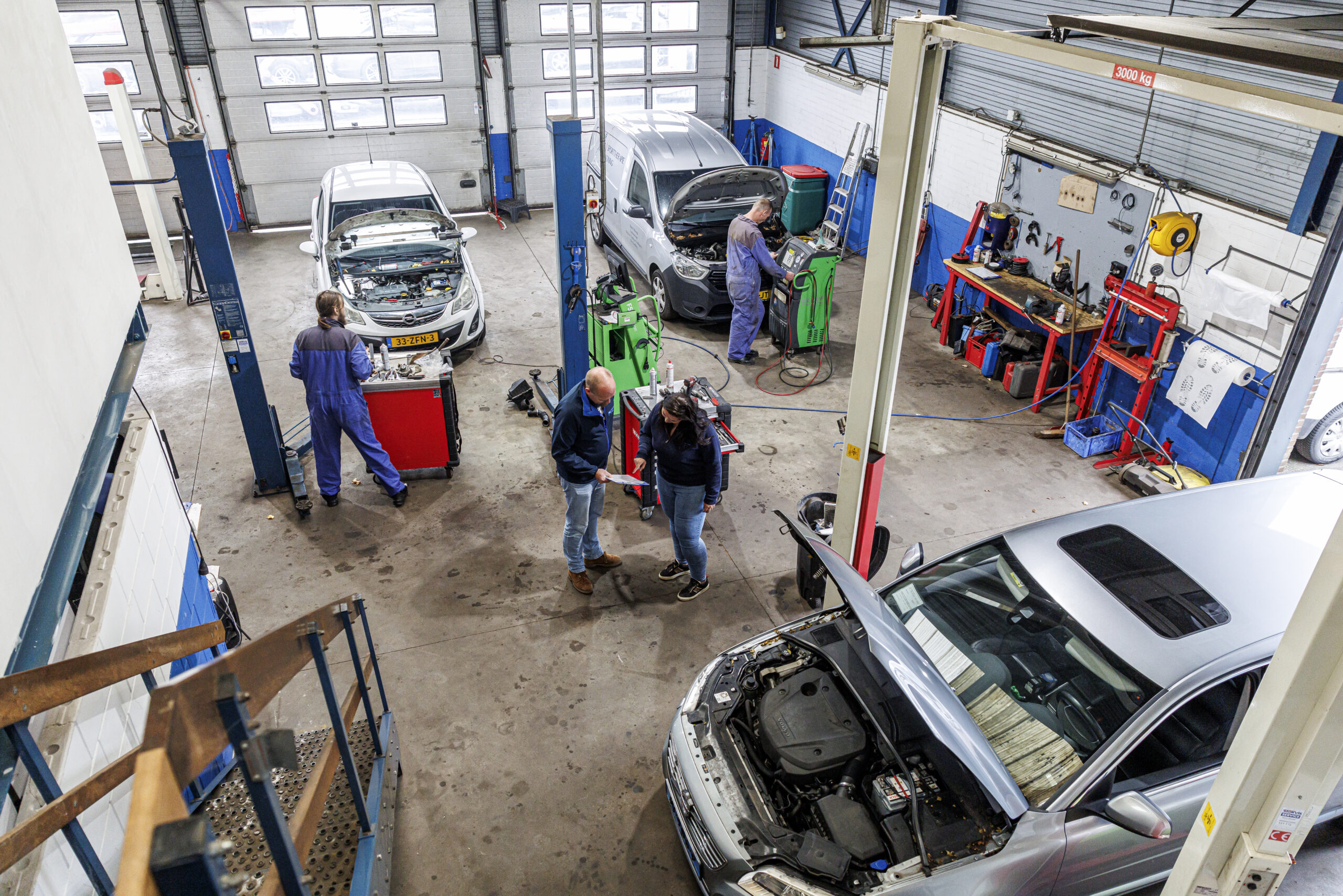 Vroeger was dit pand van Euromaster. In 2018 nam Arnold het over. “We gingen van 80 vierkante meter naar 800 vierkante meter. In het begin dacht ik: hoe krijg ik alles vol? Nu komen we soms ruimte tekort.” De twee werkplaatsen zijn van elkaar gescheiden. De truckwerkplaats heeft vier grote overheaddeuren en een inspectieput met een hangende kuilkrik van Fuchs. De rollenremmentestbank is van Hofmann. - Foto's en video: Mike Tekst & Beeld