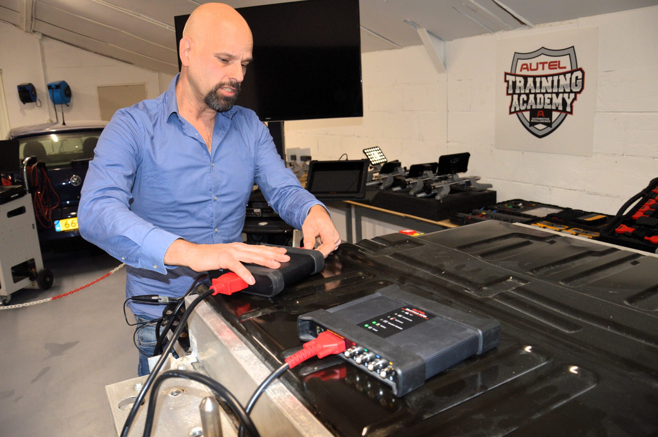 Welke data kan technisch trainer Tom Weeber met de diagnosetester uit de HV-batterij halen?