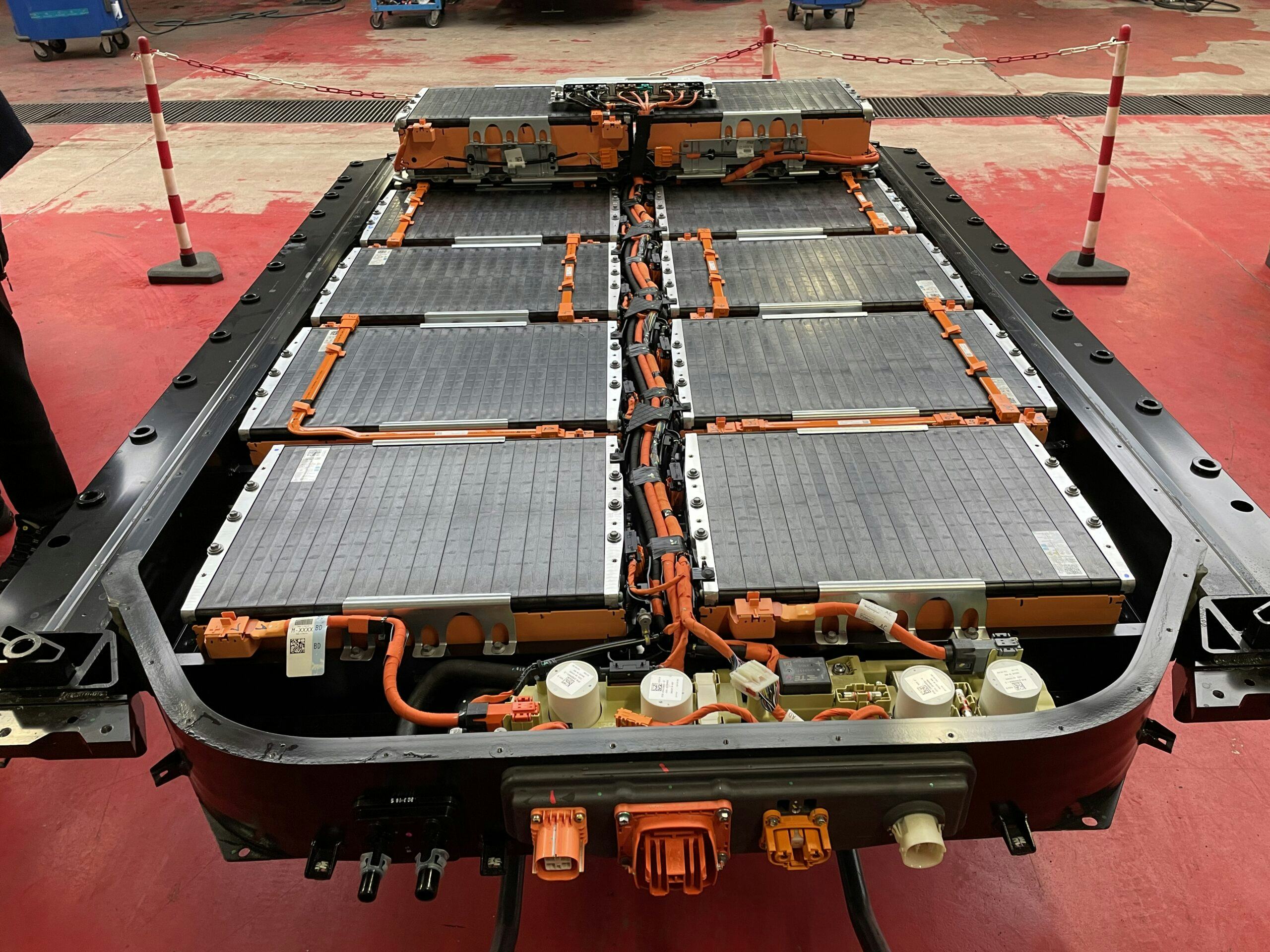 Geopende HV-accu van een Ford Mustang Mach-E. (Bron: Gino Decoster)