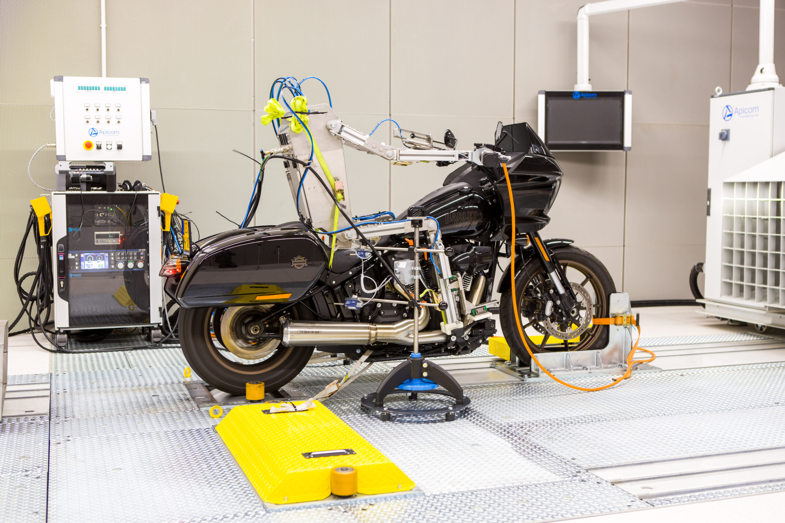 De robot genaamd Sabrina bedient de motorfiets in het testlab van Dr. Jekill and Mr. Hyde. - Foto's: Peter Aansorgh