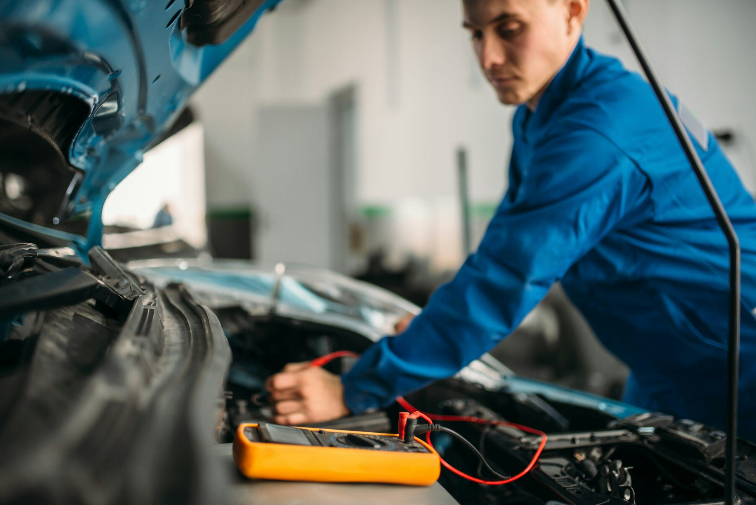 Meten met de multimeter. In de praktijk krijgt de multimeter de voorkeur boven de scope. - Foto: Shutterstock