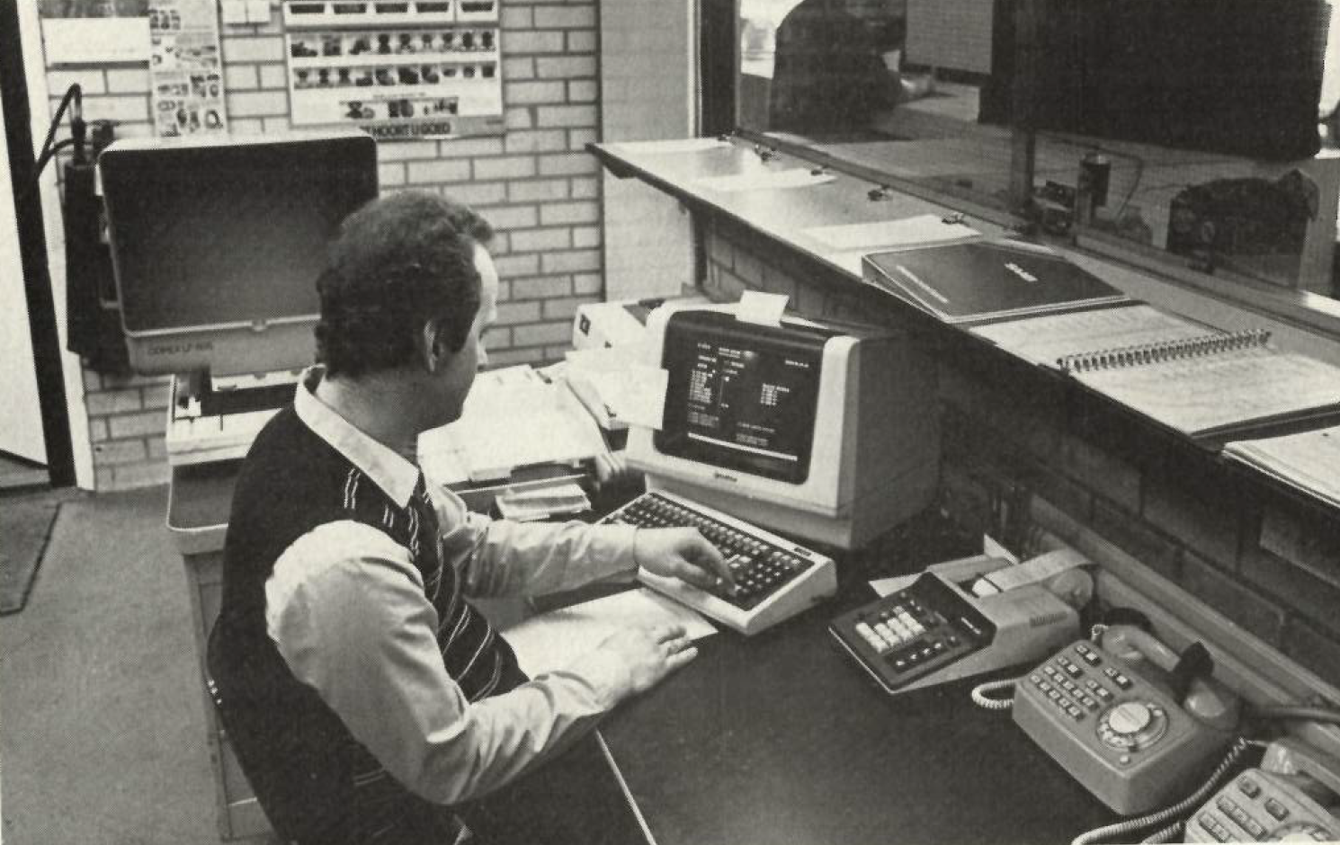 AMT 1984: Autobedrijf van der Slik investeert 65.000 gulden in de modernste administratieve apparatuur. Sindsdien is er veel veranderd.