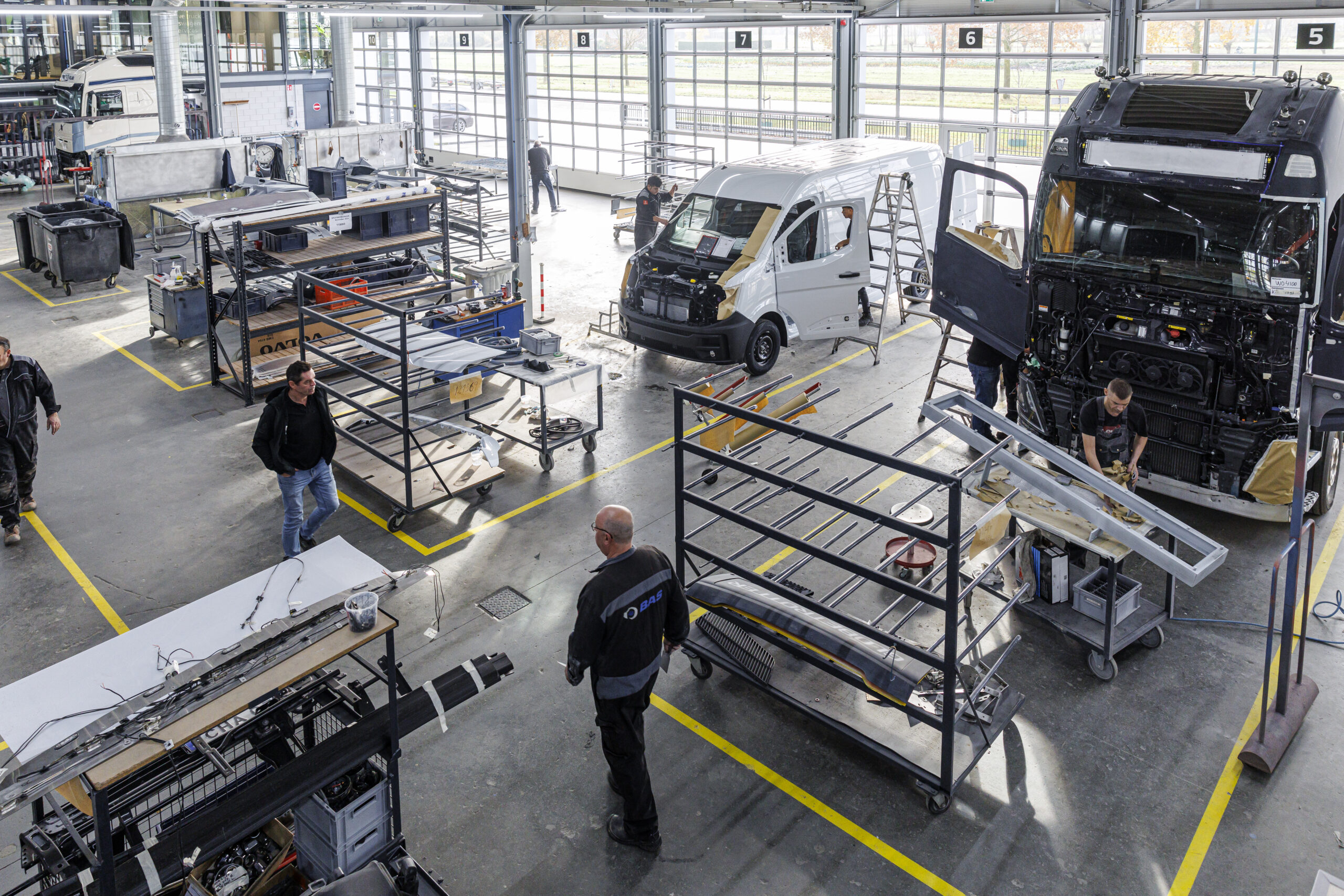 De werkplaats van BAS Truck Center Experience is maar liefst 4.000 vierkante meter groot. 34 overheaddeuren van Assa Abloy laten zoveel mogelijk natuurlijk licht binnen. Overal hangt energiezuinige led daglichtverlichting. Ook nieuw is de nieuwe centrale afzuiginstallatie van Soloan. - Foto's en video: Mike Tekst & Beeld