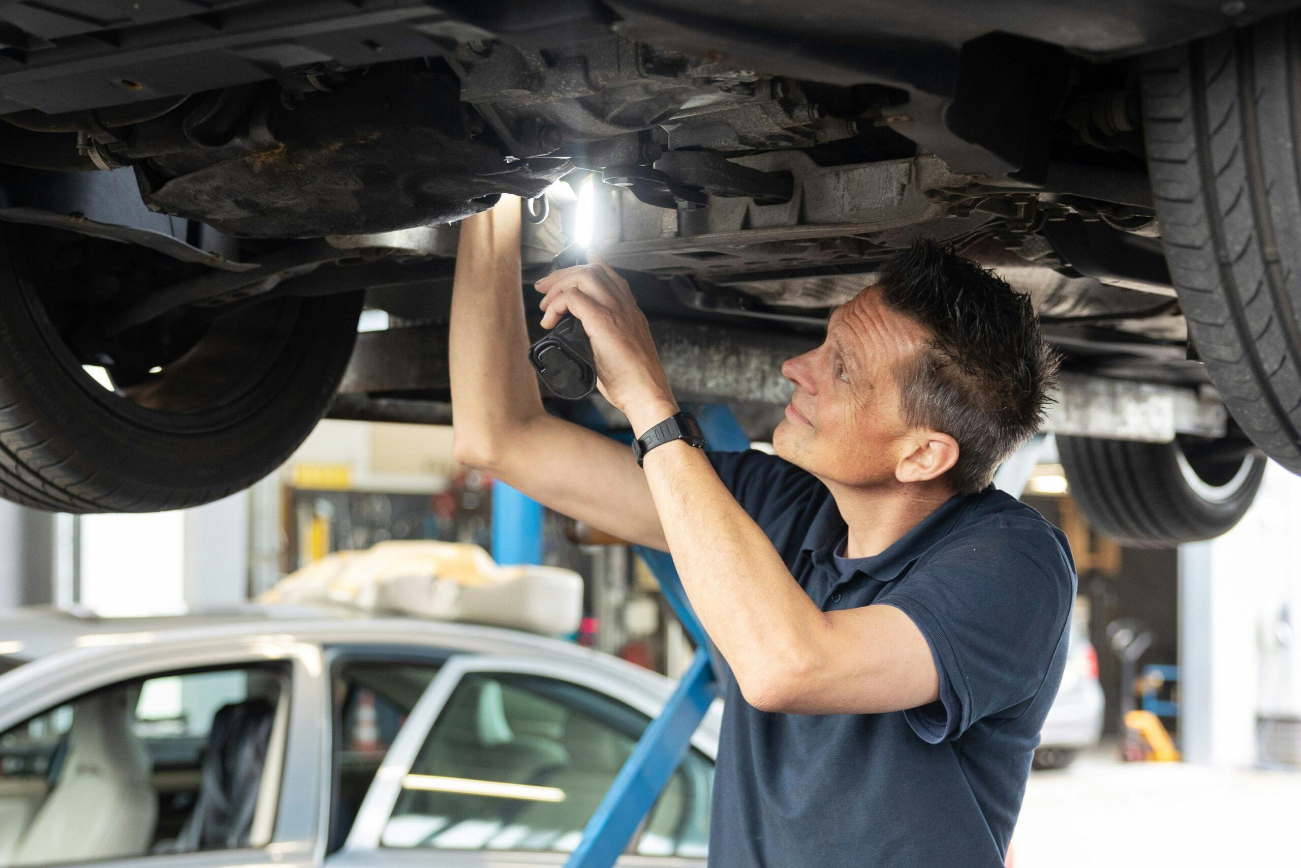 Dit is de dienst die de APK-erkenninghouder verricht voor zijn klant, de auto-eigenaar. RDW en belastingdienst zien het incasseren van afmeldkosten bij die klant en afdragen aan de RDW ook als dienst.