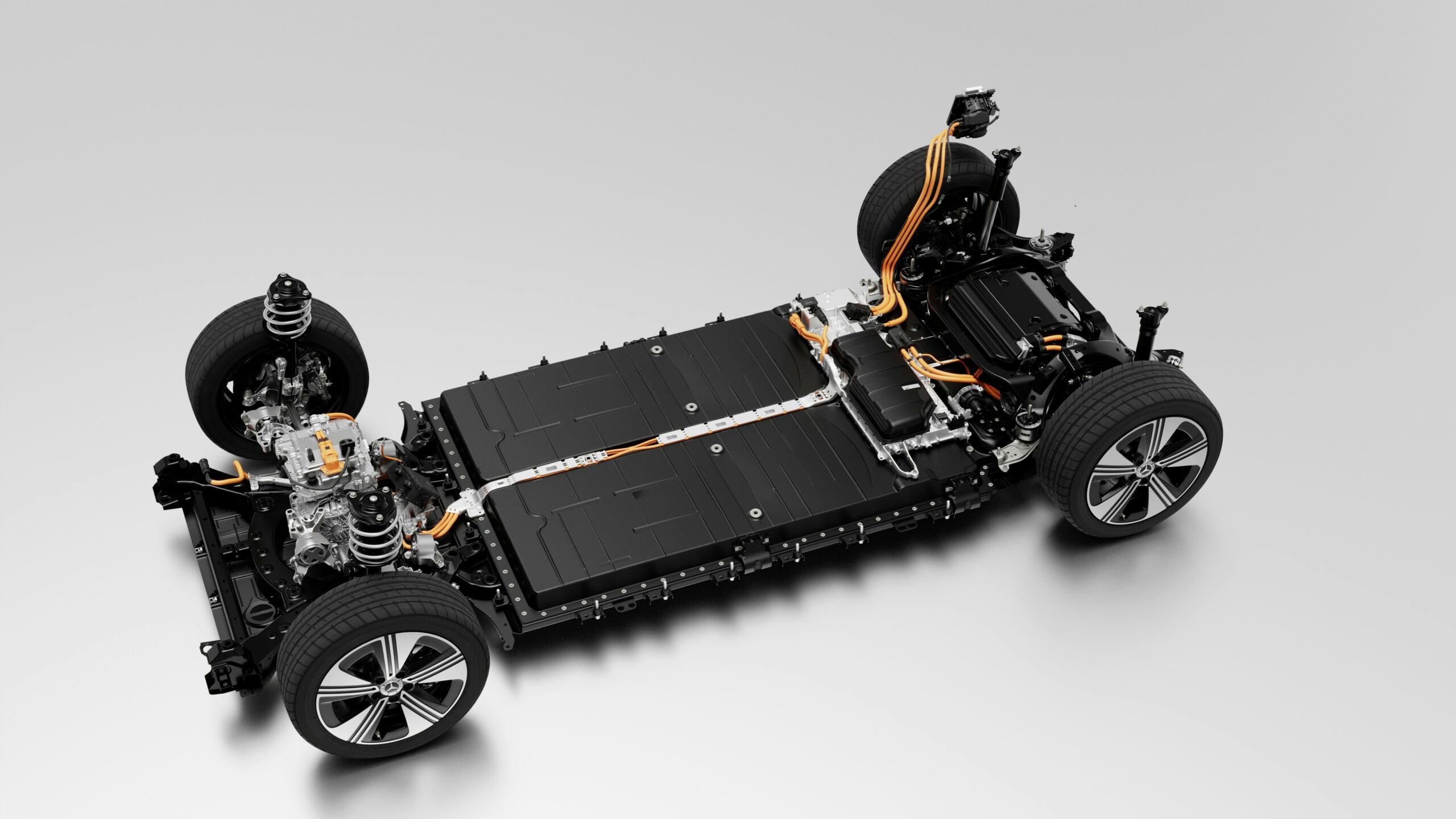 Het Mercedes Modular Platform. Achter een 200 kW elektromotor met tweeversnellingsbak. Voor optioneel een frontmotor. Daartussen een 85 kWh NMC of een 58 KWh LFP batterij, beide (bijna) 800 V.