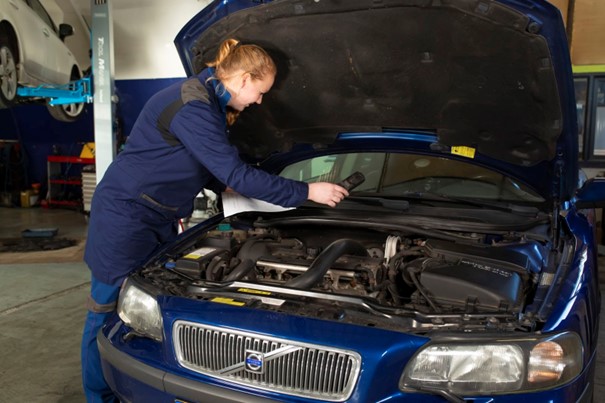 Een steekproefcontroleur van de RDW controleert een zojuist uitgevoerde APK-keuring. - Foto: RDW